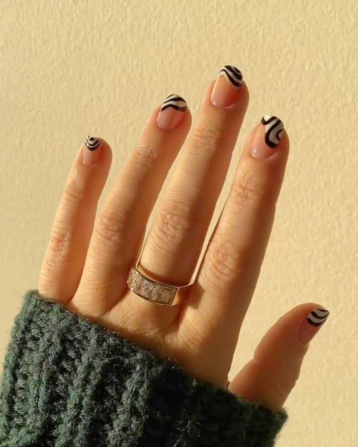 Soniaのインスタグラム：「Attempted a loop for Tik Tok👀 minimal squiggles inspired by @lisa_kon_ for Kendall Jenner🦓 I first saw these on @heygreatnails, definitely check her out🤍 - Ring: @vanessamooney✨」