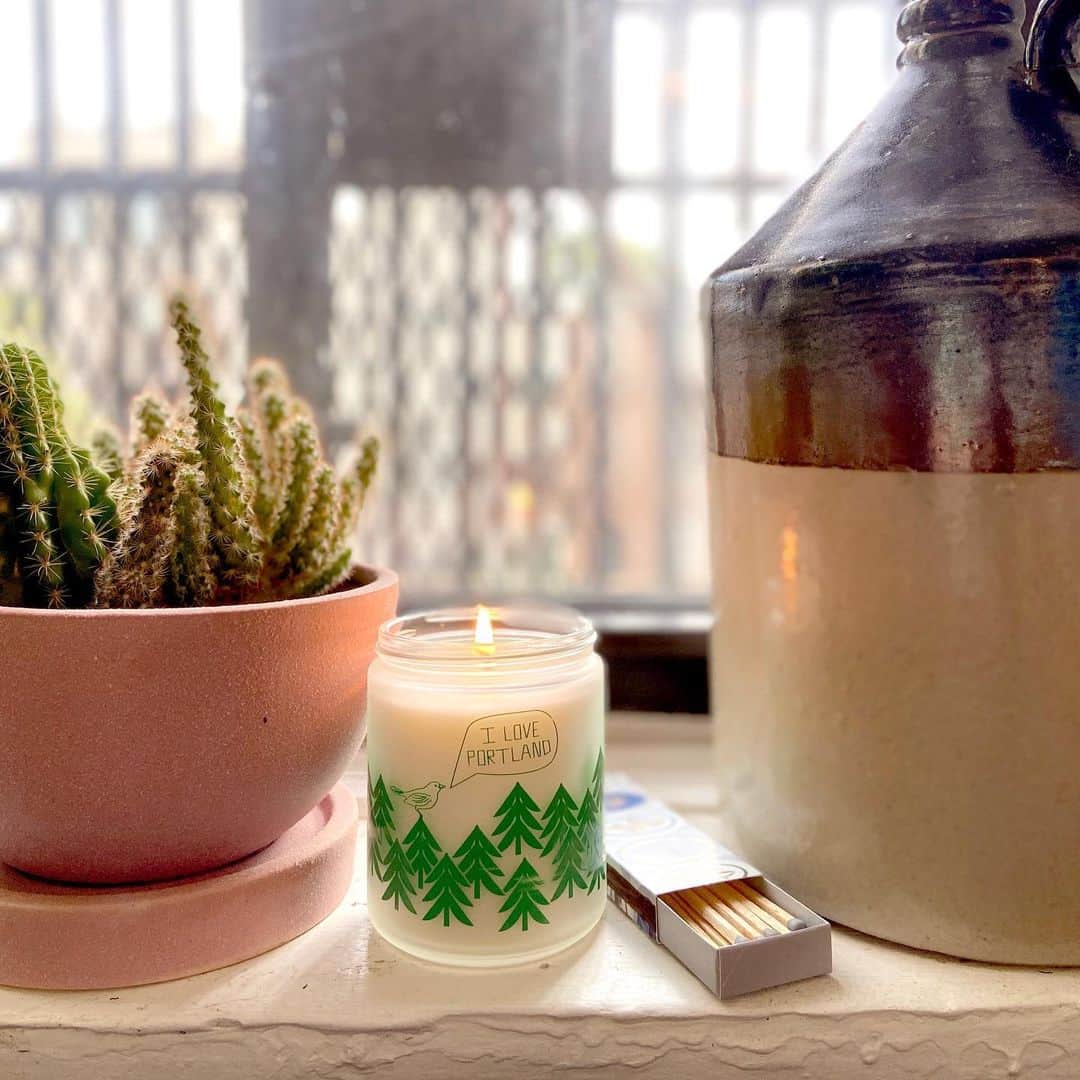 マップトートのインスタグラム：「Taking a deep breath, lighting a candle and focusing on the good.」