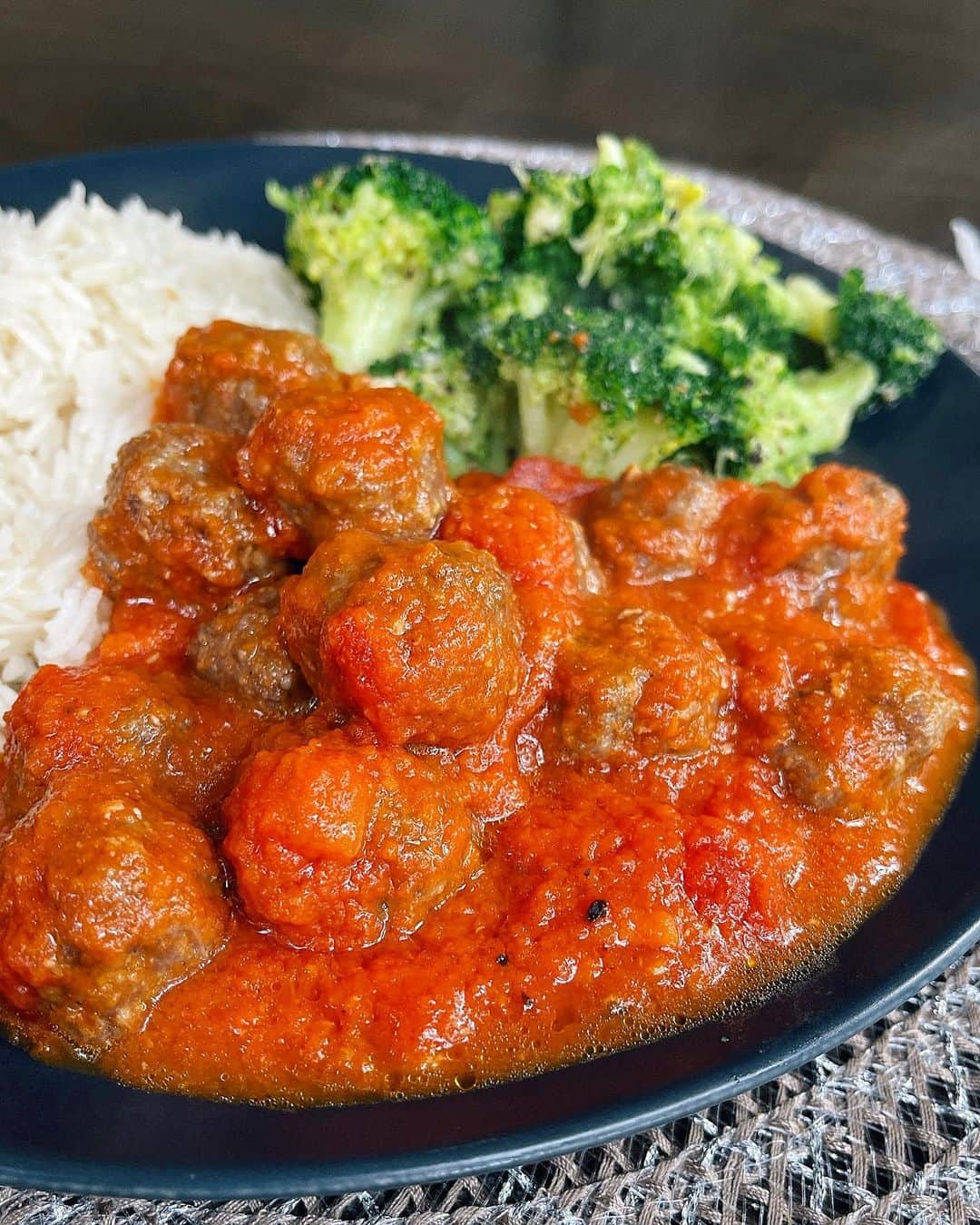Sascha Barbozaのインスタグラム：「Receta de mini albóndigas.  Es un HIT, Y queda delicioso, súper nutritivo, saludable y te deja bien satisfecho.   Medio kilo de carne molida 1 huevo batido Dos cucharadas de pan rallado integral o panko. Yo usé unas galletas integrales a base de calabaza que tenía en la despensa, las metí en la licuadora y las pulverice.  Tres cucharadas de queso parmesano, yo use uno vegano pero pueden usar el regular, no es tanta cantidad y le da sabor y textura.  Sal y pimienta al gusto. 1/4 taza perejil fresco picado. 3 dientes de ajo machacados.   Mezcla todos los ingredientes muy bien, haz bolitas pequeñas si las quieres mini como las hice yo, guarda en un recipiente tapado en la nevera al menos dos horas.   Pre calienta el horno a 400 °F.  Mientras la carne está en la nevera puedes ir haciendo la salsa.  Pica en cuadros pequeños cebolla para una taza de cebolla, 1/4 de taza de zanahoria rallada, dos dientes de ajo machacados, sofríe en aceite de oliva hasta que esté suave y tierna la cebolla. Agrega dos latas de tomate de 28 onzas cada una, una cucharada de pasta de tomate, sal y pimienta al gusto, dos cucharaditas de orégano, las especias de tu preferencia, un poquito de perejil, puedes agregar un poquito de azúcar, edulcorante o como hice yo una cucharada de ketchup para neutralizar un poco la acidez del tomate. Deja que se cocine bien todo, pasa por un procesador si te gusta una salsa más homogénea, reduce un poco la salsa y remata con un chorrito de aceite de oliva. Esta salsa yo la hago al ojo pero más o menos la hice de esa forma.  Y cuando ya vayas a comer, mete en una bandeja engrasada con aceite de oliva todas las albóndigas bien ordenadas por 8 minutos aprox en el horno, sácalas y mételas en la salsa, déjalas allí unos cinco minutos más y listo!」