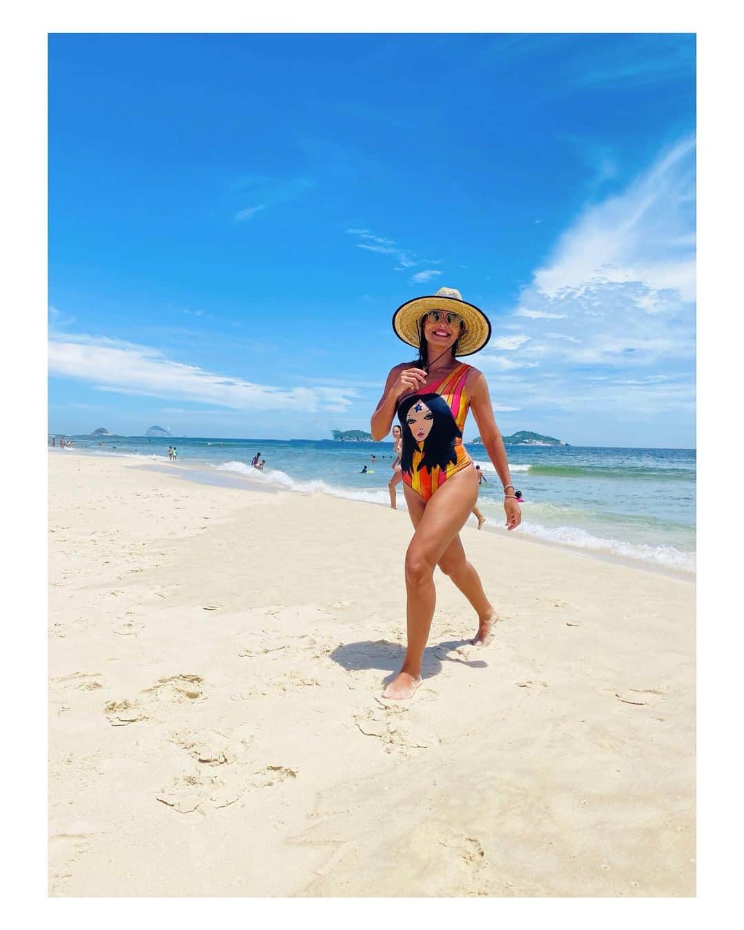 ジュリアナ・パエスのインスタグラム：「Mó solzão... praia da Barra...」