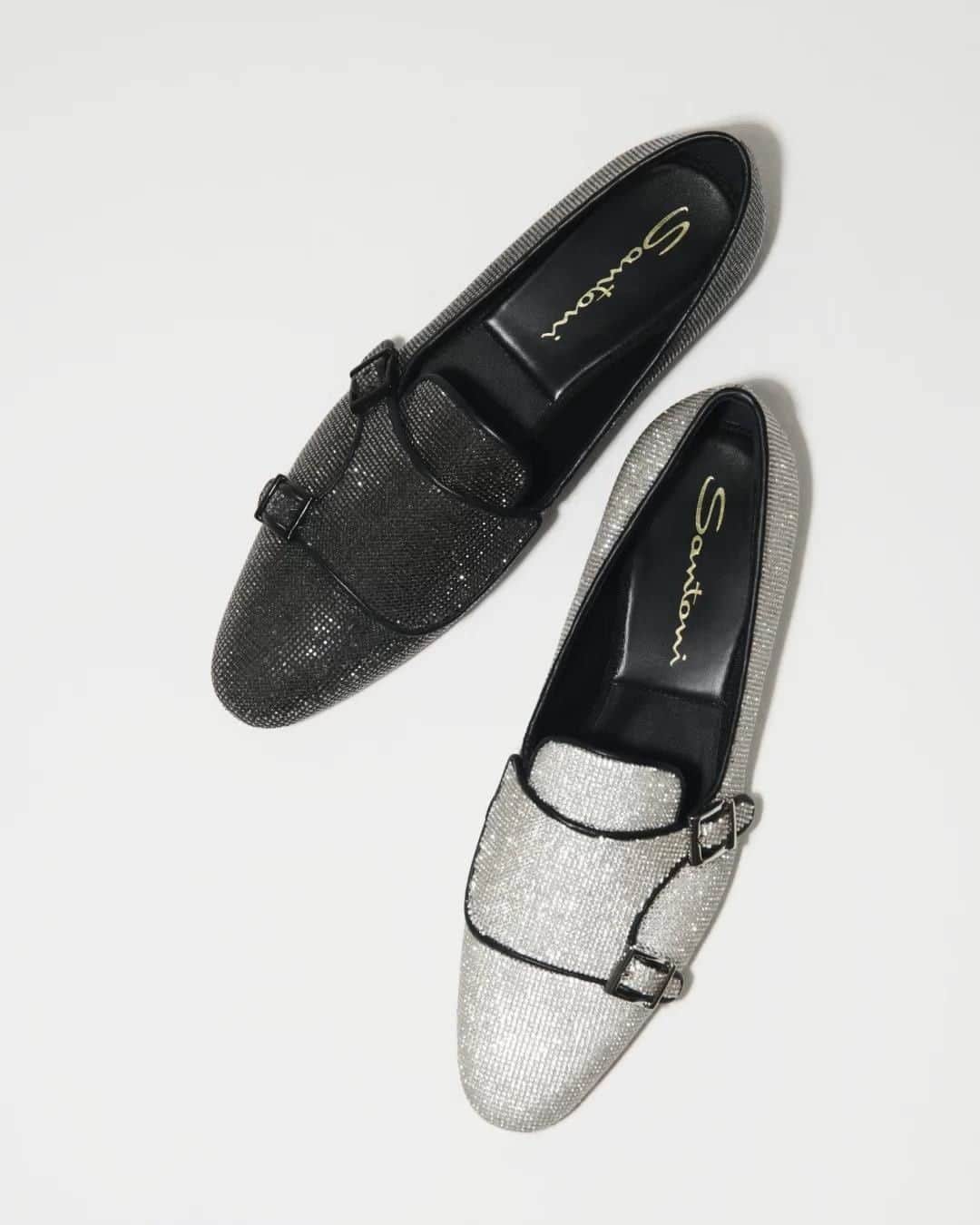 サントーニのインスタグラム：「Combining a sleek silhouette with a touch of glam. This pair is the perfect partner for comfort and elegance this winter.  #Santoni #madeinsantoni #asparkofbeauty」