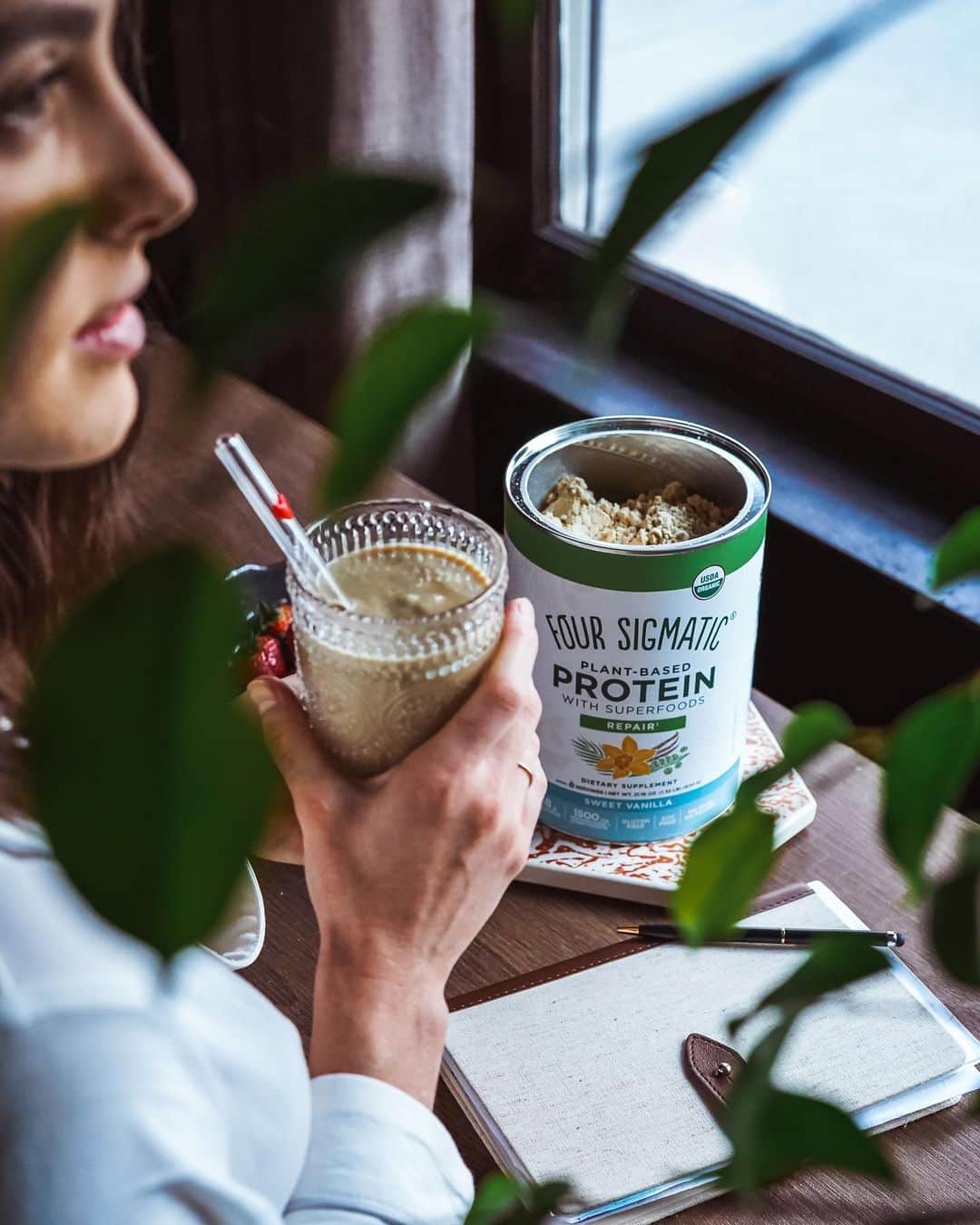 キャサリン・マコーミックのインスタグラム：「It’s important to me to have a well rounded smoothie with healthy fats, carbs, and proteins.   I love that @foursigmatic Sweet Vanilla Plant-based Protein is not only delicious but sourced organically, creamy, and how it’s vanilla essence compliments some of my favorite fruits and veggies.   I love it!!  Discount Code: KMCCORMICK10」