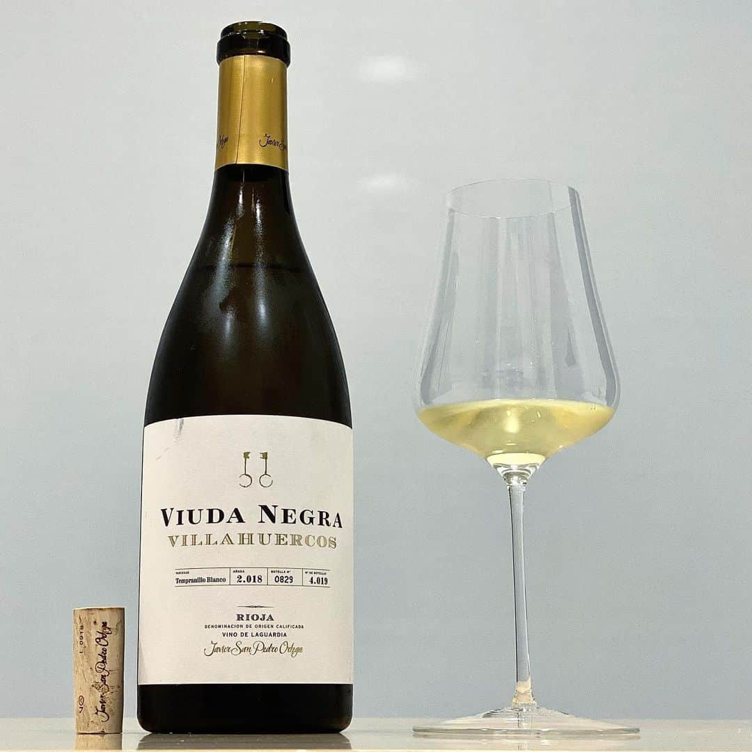 エンリケ・ソラ・クレメンテさんのインスタグラム写真 - (エンリケ・ソラ・クレメンテInstagram)「Viuda Negra Villahuercos 2018, Bodegas Javier San Pedro Ortega. DOCa Rioja. Tempranillo Blanco fermentado y criado con sus lías entre 6 y 8 meses en barricas nuevas de 500 litros de roble francés y un pequeño porcentaje de acacia. Se trata de la primera viña que plantó. Una parcela de 0,90 hectáreas y que se ha convertido en su vino blanco insignia. Intenso, con volumen y con una agradable acidez que intensifica su frescura. Después de varios años de estudio, investigación y cultivo en pequeñas parcelas, desde el año 2007 la Tempranillo Blanco está autorizada por el Consejo Regulador de la DOCa Rioja. Botella Nº 0829/4019. Degustado en Grassl “Liberté”. Salud gente! Y que sigáis disfrutando del vino! • • • • • #vino #vin #vinho #вино #ワイン #紅酒 #wein #champagne #winelover #wineinfluencer #winetime #winecellar #wineporn #instawine #winetasting #sommelier #champagnelover #somm #villahuercos #javiersanpedro #javiersanpedroortega #viudanegra #laguardia #grassl #rioja #riojawine」1月8日 4時34分 - kike_sola