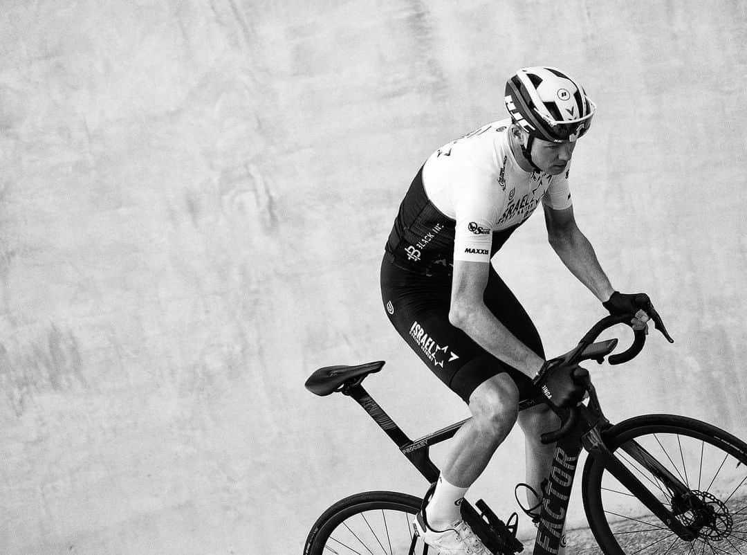 クリス・フルームのインスタグラム：「Welcome to the team @hammerheadrides & @hjcsports 🙌 📸 @veloimages」