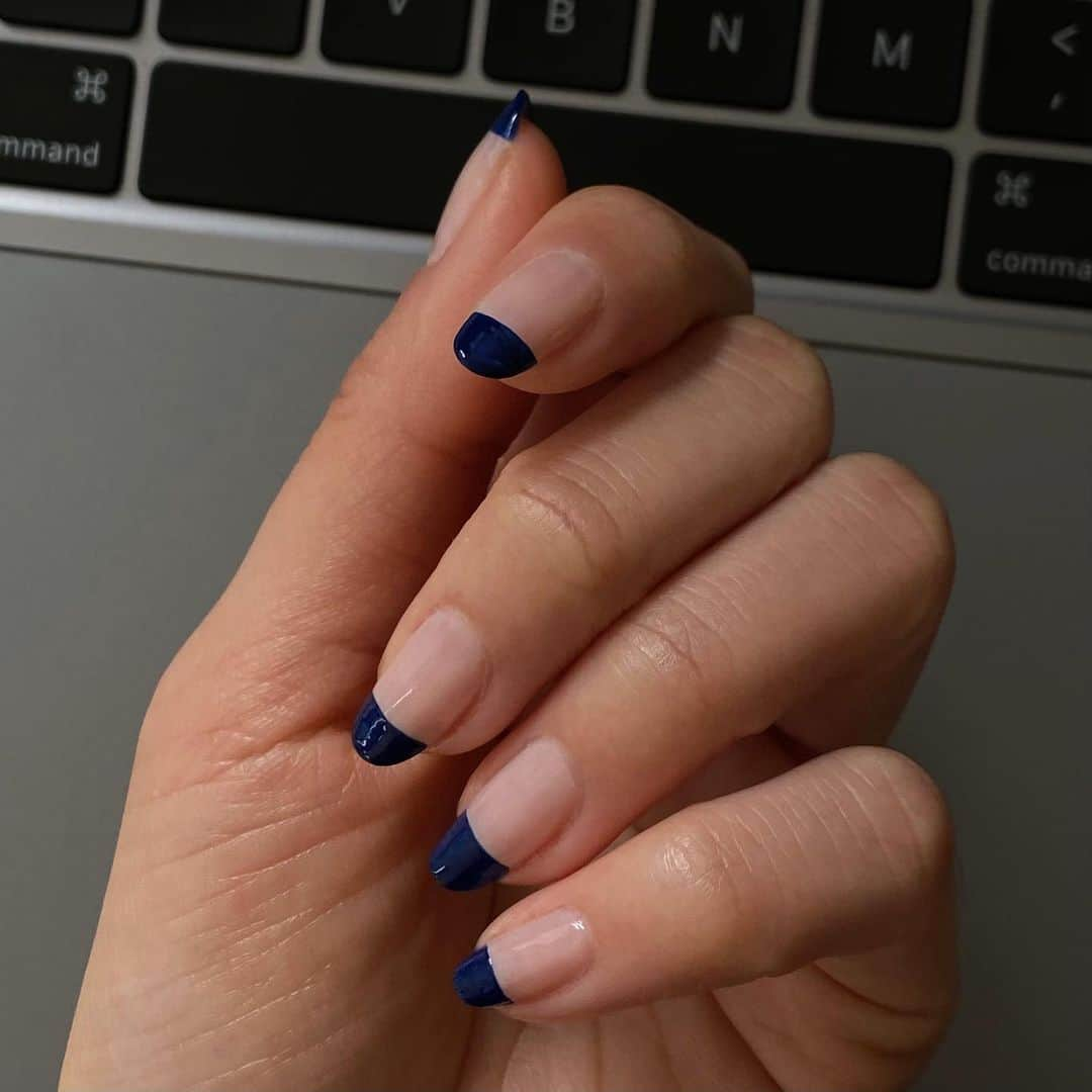 NATALIE LIAOさんのインスタグラム写真 - (NATALIE LIAOInstagram)「Stress painted my nails. Had been wanting to try blue tips for awhile now #athomeactivity」1月8日 4時49分 - fongminliao