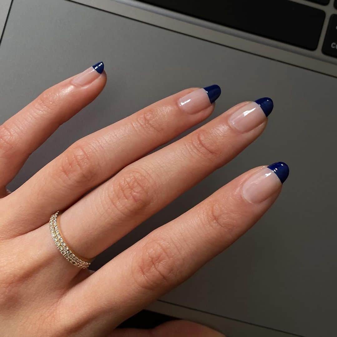 NATALIE LIAOさんのインスタグラム写真 - (NATALIE LIAOInstagram)「Stress painted my nails. Had been wanting to try blue tips for awhile now #athomeactivity」1月8日 4時49分 - fongminliao