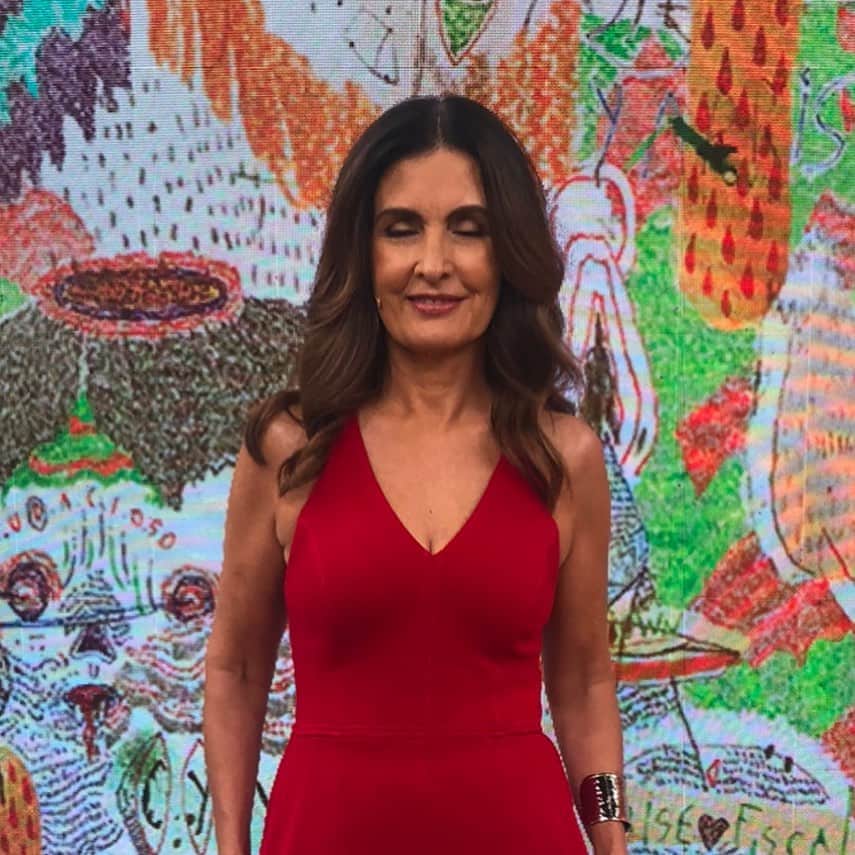 ファチマ・ベルナルデスのインスタグラム：「Não é sono, não. É que eu sempre pisco na hora de fazer a foto. Ainda bem que a gente faz muitas pra aproveitar uma, né ? Com os parceiros @curvello_andre e @anathaismatos ficou logo boa. 😉」