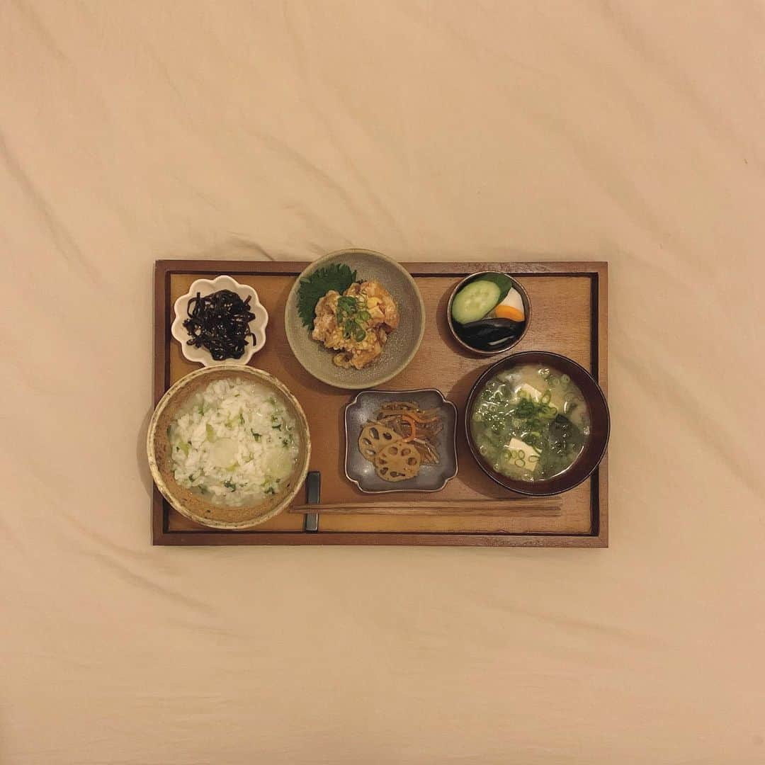 涼川菜月さんのインスタグラム写真 - (涼川菜月Instagram)「🍚﻿ ﻿ ﻿ ﻿ ﻿ 昨日は七草粥を作ったよ〜！﻿ ﻿ ﻿ 邪気をはらいまくりました﻿ ﻿ ﻿ この七草たちは﻿ 栄養素的にもいいみたい🌿﻿ ﻿ ﻿ 食べた瞬間みちこ(母)の味がした﻿ みちこはいつもお餅を﻿ 入れるんだよね💭﻿ ﻿ 来年は入れてみようかな🍃﻿ ﻿ ﻿ 今年は日本文化を大切にしよう〜🐏﻿ ﻿ ﻿ ﻿ ﻿ ﻿ ﻿ ﻿ ﻿ ﻿ #七草粥 #七草粥の日 #油淋鶏 #きんぴらごぼう #おうちごはん  #晩ご飯 #晩ご飯の献立 #おぼんでごはん #おぼんごはん #定食 #うつわ好き #うつわのある暮らし #豆皿」1月8日 10時24分 - nachia_p