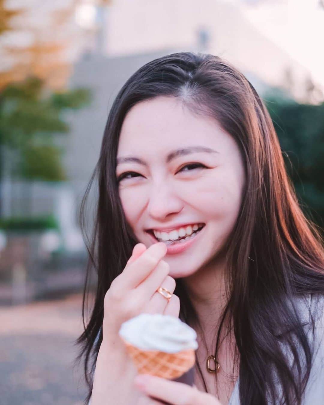 のインスタグラム：「22歳になりました🍀 いつも応援してくださる方々、家族、友人達に感謝の気持ちでいっぱいです🙏🏻☀️ これからも日々精進して参りますので、どうぞよろしくお願いします☺️🤲🏻 • It’s my birthday todayyy🎉🎉  I miss my family, my friends, and those who support me😭💕 Lots of love❤️  • “Aging is an extraordinary process where you become the person you always should have been.” • • • #滝澤史 #スターダスト #FumiTakizawa #stardust」
