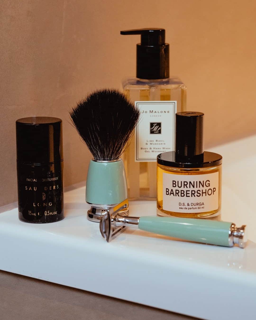 MR PORTERのインスタグラム：「The modern man’s grooming regime extends beyond shampoo and soap. Head on over to the link in bio to discover our current favourite sink-side essentials.  Shop the story: D.S. & Durga - Eau de Parfum - Burning Barbershop, 50ml Jo Malone London - Lime Basil & Mandarin Body & Hand Wash, 250ml Saunders & Long - Eye Cream, 15ml」