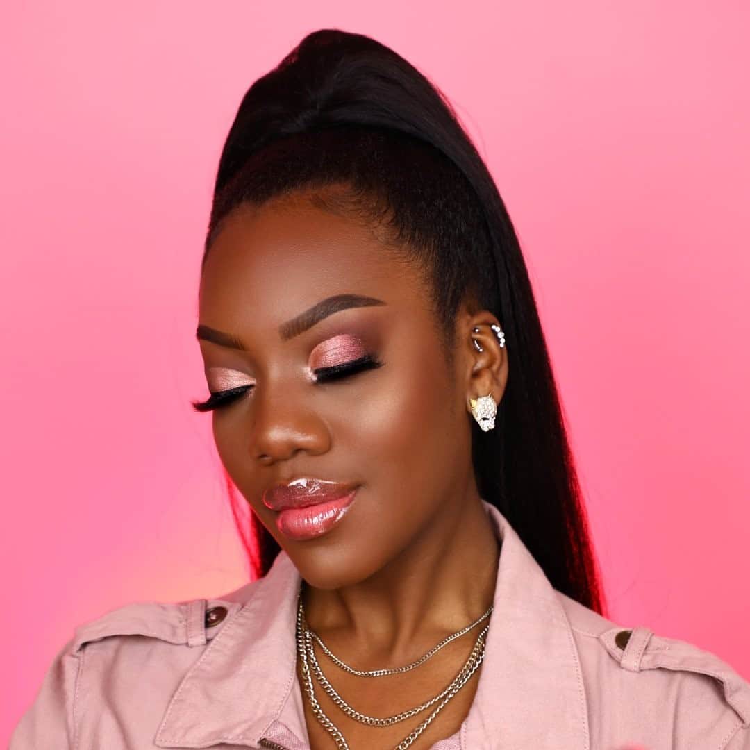 Too Facedのインスタグラム：「We’re LOVING this gorgeous pink glam look from @safai305 😍💖 She uses our Born This Way Eye Shadow Palette full of 16 highly-pigmented, modern nudes for this look! #toofacedambassador #toofaced」