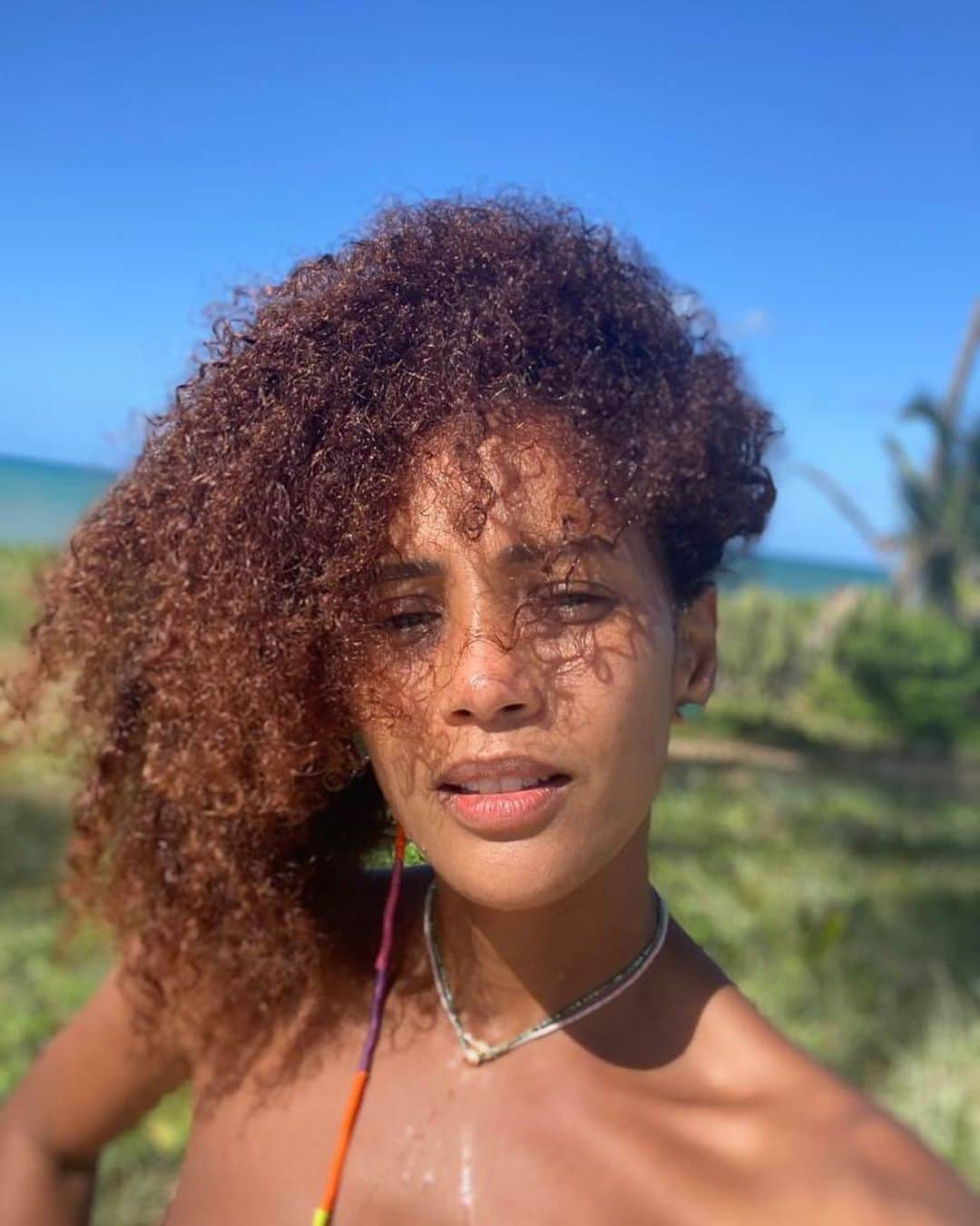 Tais Araújoさんのインスタグラム写真 - (Tais AraújoInstagram)「Sim! De férias na Bahia, a mãe tá ON no máximo, de tererê, biquíni de onça, correndo atrás das crianças e sendo feliz pra ver ser esse 2021 engrena vibrando com a energia lá em cima. ☀️  @olazaroramos não me julgue, agora só falta a tatuagem de henna, né @anaflaviacavalcanti 😂😂😂」1月8日 5時01分 - taisdeverdade