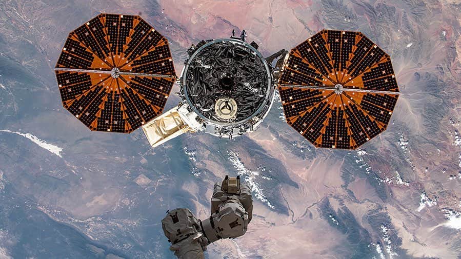 NASAのインスタグラム：「Bon Voyage, #Cygnus! 🦾  Yesterday, about three months after delivering nearly 8,000 pounds (3,628 kilograms) of scientific experiments, supplies, commercial products, hardware, and more to the @ISS, @NorthropGrumman’s uncrewed Cygnus cargo spacecraft departed the orbiting lab. Flight controllers on the ground sent commands to use the @CanadianSpaceAgency's Canadarm2 robotic arm to robotically detach Cygnus from the Earth-facing port of the unity module and maneuver it into place.   Before the craft took off, the crew packed Cygnus with the Saffire V investigation & the SharkSat hosted payload to be conducted during an extended mission in orbit.  It'll complete a series of milestones to move away safely & remain in orbit until Jan. 26, for an extended mission with science experiments.  Photo Credit: NASA  #NASA #NorthropGrumman #USA #Canada #Robotics #Earth #ISS #CanadArm2」