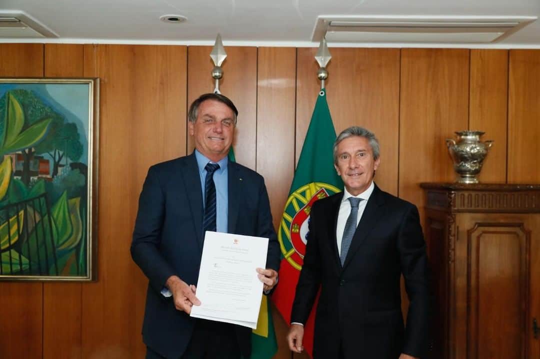 ジルマ・ルセフのインスタグラム：「O Presidente Jair Bolsonaro recebeu, nesta quinta-feira (7), os recém-nomeados embaixadores Luís Filipe Melo e Faro Ramos (Portugal) e Dom Giambattista Diquattro (Núncio Apostólico da Santa Sé) na cerimônia de entrega de cartas credenciais.  A carta credencial é uma carta formal enviada de um Chefe de Estado para outro, que formaliza o envio de um embaixador do país de origem ao país de acolhimento. Fotos: José Dias e Isac Nóbrega/PR」