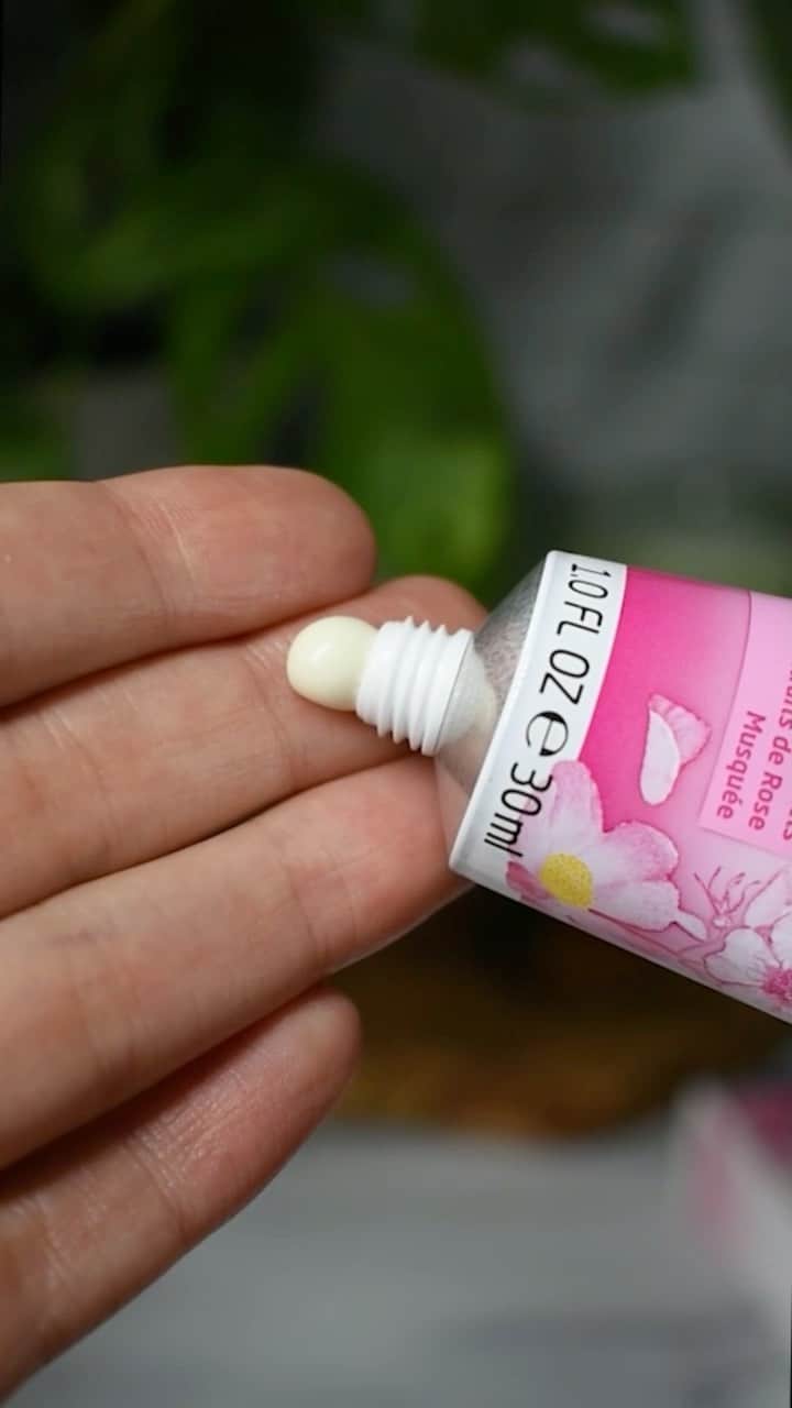 Weledaのインスタグラム：「Whether you have dull, oily, dry, sensitive skin, or stubborn lines, we have a plant-rich collection just right for you! ✨ Visit our highlights to discover your Weleda routine #WeledaSkin」