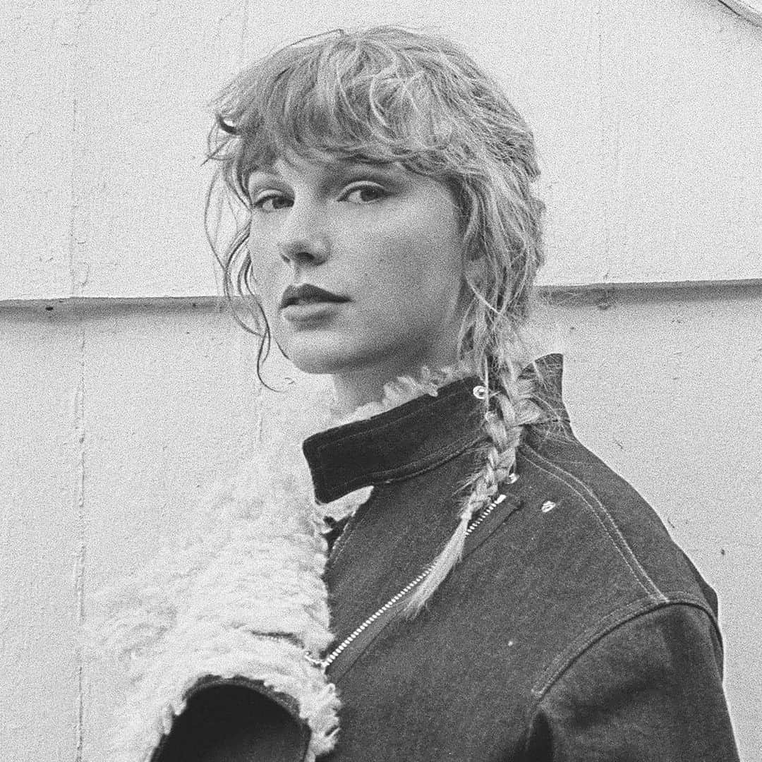 Vevoさんのインスタグラム写真 - (VevoInstagram)「No one's lyrics hit quite like @taylorswift's 🎶 Check out lyric videos for "right where you left me" and "it’s time to go" off the deluxe edition of 'evermore'  ⠀⠀⠀⠀⠀⠀⠀⠀⠀ ▶️[Link in bio] #TaylorSwift #rightwhereyouleftme #itstimetogo」1月8日 5時10分 - vevo