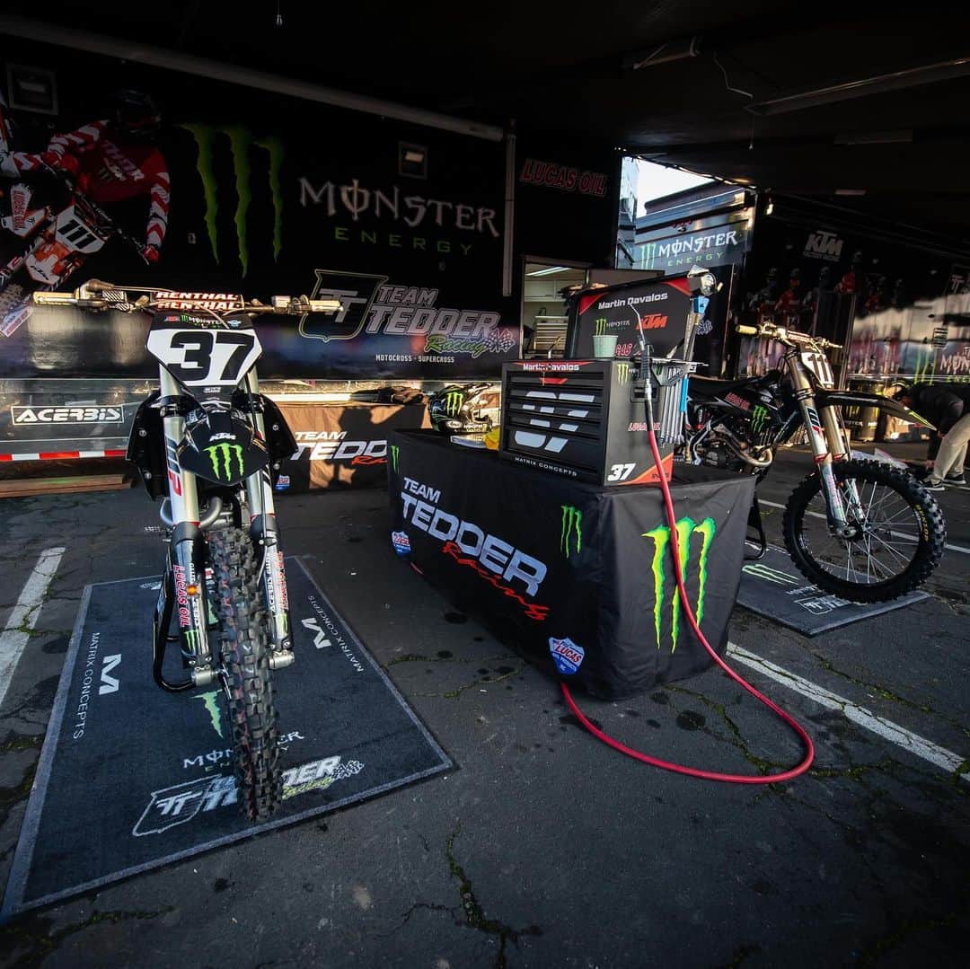 Racer X Onlineさんのインスタグラム写真 - (Racer X OnlineInstagram)「Team Tedder/Monster Energy/Lucas Oil/KTM Racing is looking for a pit crew member to travel with the team throughout the 2021 Monster Energy AMA Supercross season. Hit the link in our bio for more info and to submit a resume 📝」1月8日 5時16分 - racerxonline