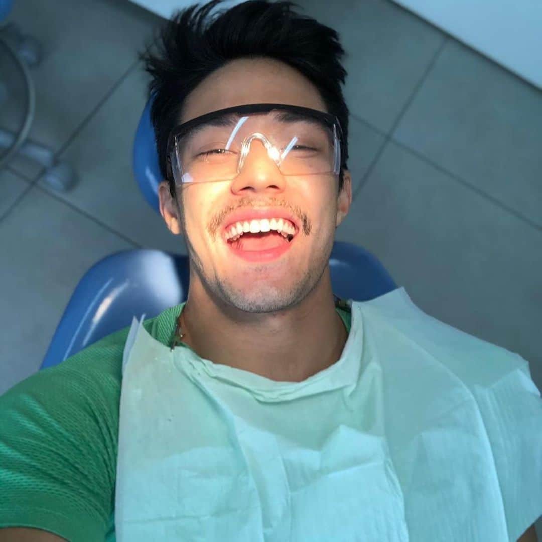 アルトゥール・オヤカワ・マリアノのインスタグラム：「Sorriso em 2021! Check! ✅ Obrigado @dr.edgartanji por sua atenção e recepção no consultório @portaldosorriso ! 😁」