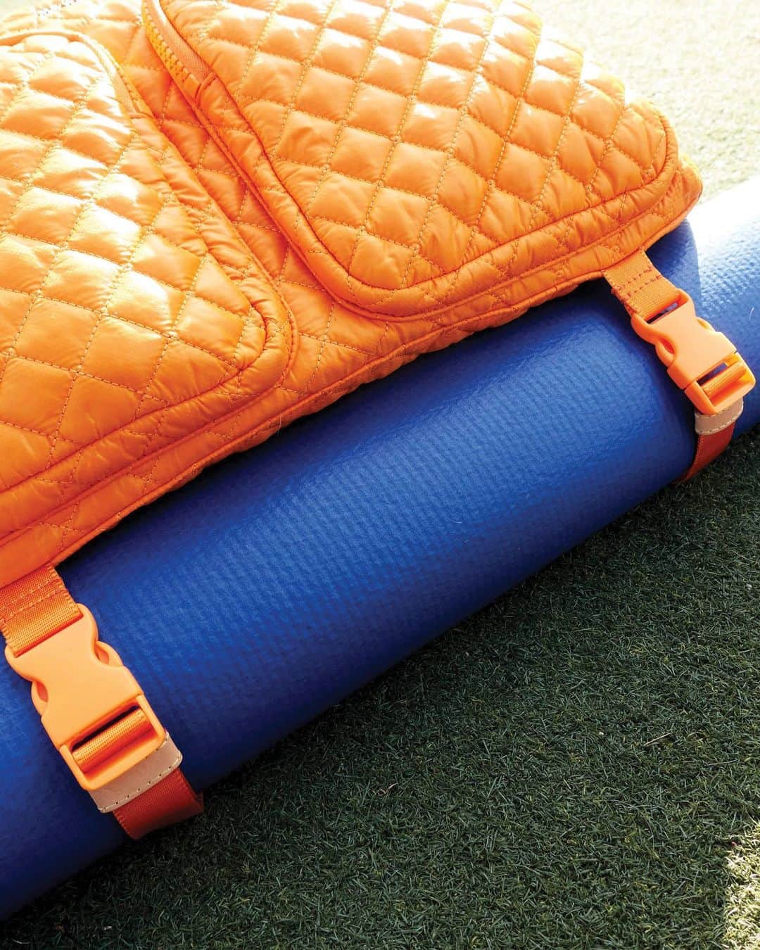 MZウォレスのインスタグラム：「What's one of our favorite features of the Nik Sport? Straps that make toting your yoga mat, well, a snap! Tap to shop. #DesignedToDoMore #newarrivals」