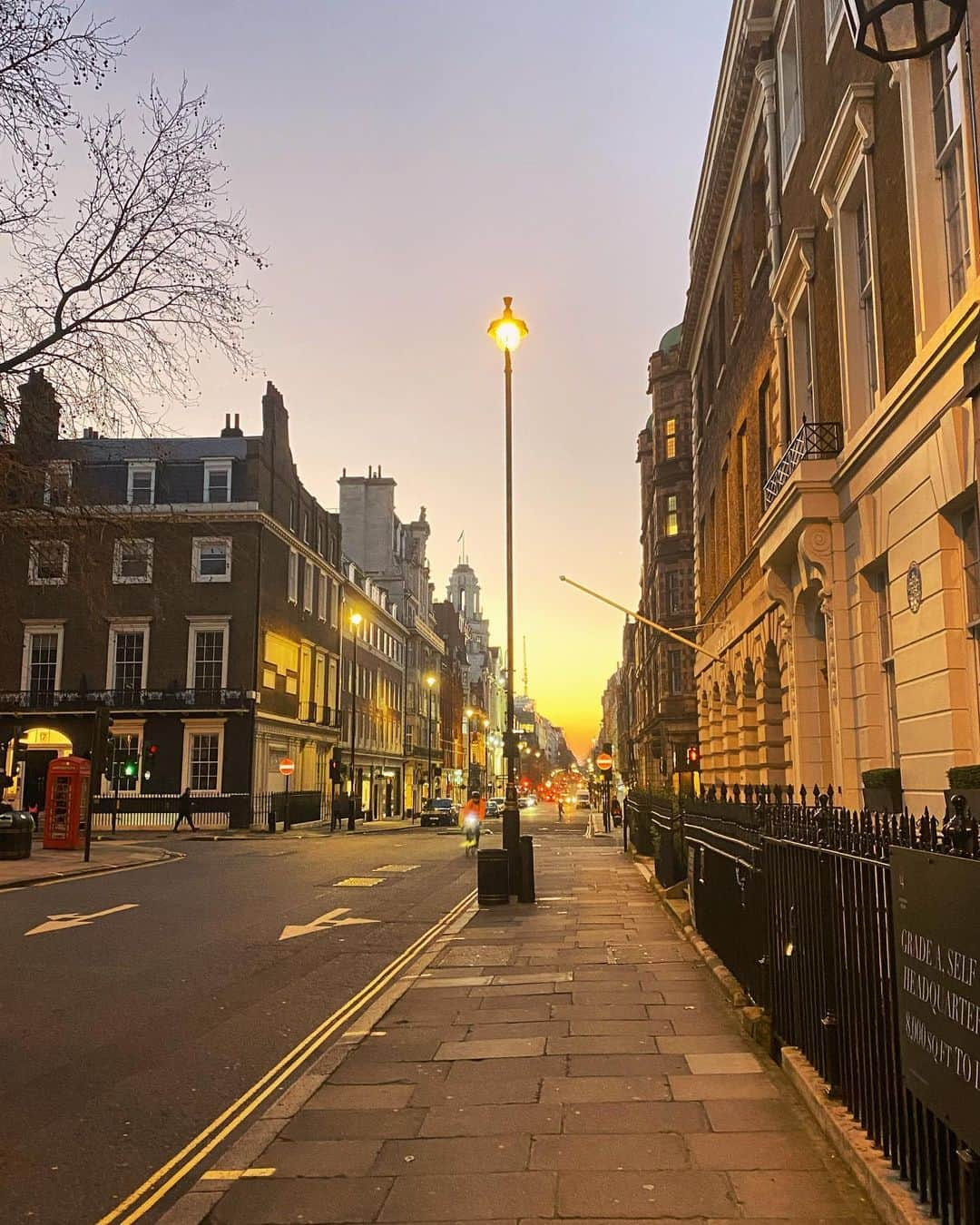 ミッチェル・コリンズさんのインスタグラム写真 - (ミッチェル・コリンズInstagram)「Somewhere not too far away, as the sun sets in London, Jamiroquai is still scheduling explanatory zoom calls.」1月8日 5時28分 - michcoll