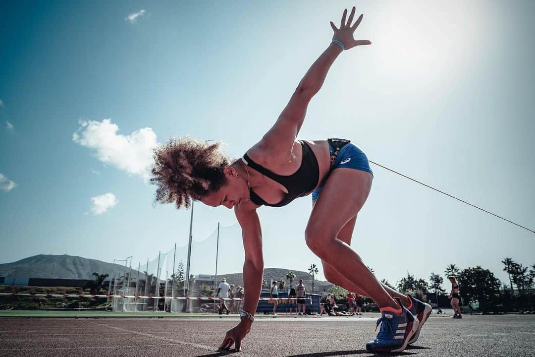 Johanelis HERRERA ABREUのインスタグラム：「𝙍𝙚𝙖𝙙𝙮 𝙩𝙤 𝙜𝙤 🏃🏽‍♀️💥💨  ready to take off to Catania and reach my #levelup girls for our first training camp of the year (and also the first after the pandemic) 💙🇮🇹  𝘼𝙧𝙚 𝙮𝙤𝙪 𝙧𝙚𝙖𝙙𝙮 𝙩𝙤 𝙛𝙤𝙡𝙡𝙤𝙬 𝙪𝙨 𝙙𝙪𝙧𝙞𝙣𝙜 𝙤𝙪𝙧 𝙙𝙖𝙮𝙨 𝙞𝙣 𝙎𝙞𝙘𝙞𝙡𝙮? 🥘🍝🥜  #trackandfield #atletica #allenamento #allenamenti #runningirl #running #runner #training #run #workout #motivazione #sport #palestratime #healthylifestyle #palestra #instarunners #athletics #corsa #preparazione #forza #runners #obiettivi #obiettivo #instarunning #trainingcamp #4x100 #italiangirls #roadtocatania #cannoli」