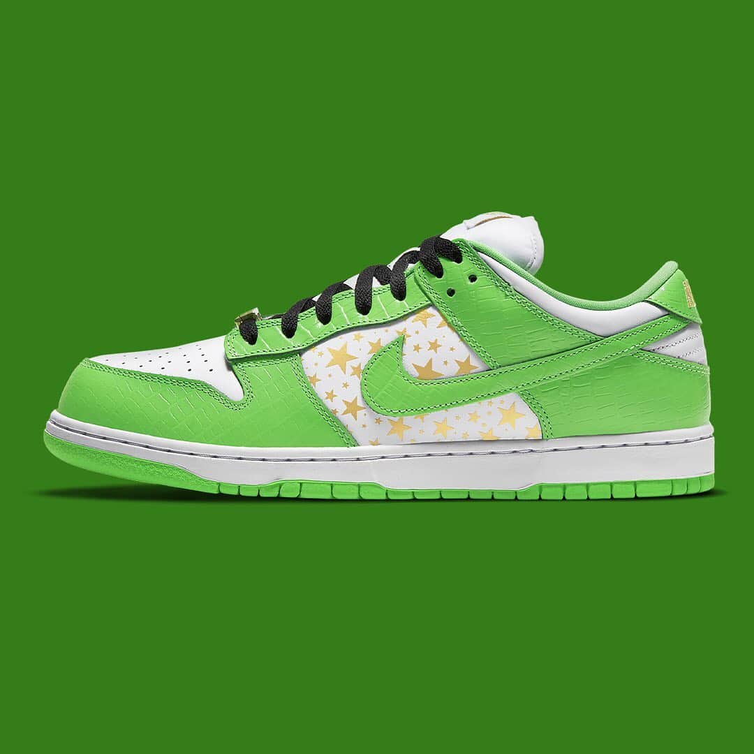 HYPEBEASTさんのインスタグラム写真 - (HYPEBEASTInstagram)「@hypebeastkicks: Here's an official look at the upcoming @supremenewyork x @nikesb Dunk Low in "Mean Green." This low-cut SB Dunk‘s “Mean Green” hue appears on the croc leather mudguards, eyestays, Swooshes, heel overlays and tabs. Each piece has a sheen to it that’s almost patent leather-like, which provides a stark, maximalist contrast with the simple white toeboxes, heels and puffy tongues. Other details include gold “SUPREME” lace deubres, a cut-off “SUP” hit on the insoles, and the co-branded hangtag. Stay tuned for release info, which one are you copping?⁠⠀ Photo: Nike」1月8日 5時36分 - hypebeast
