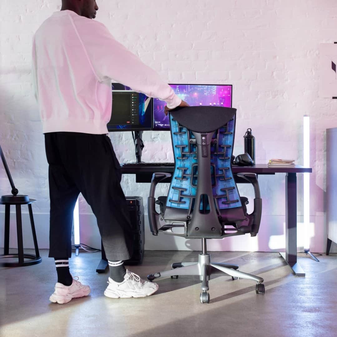 Herman Miller （ハーマンミラー）さんのインスタグラム写真 - (Herman Miller （ハーマンミラー）Instagram)「Break free from stiff, heat-trapping chairs. Stay mobile with the Embody Gaming Chair’s flexible back, cooling foam, and cushioned pressure distribution. #hmgaming」1月8日 5時42分 - hermanmiller