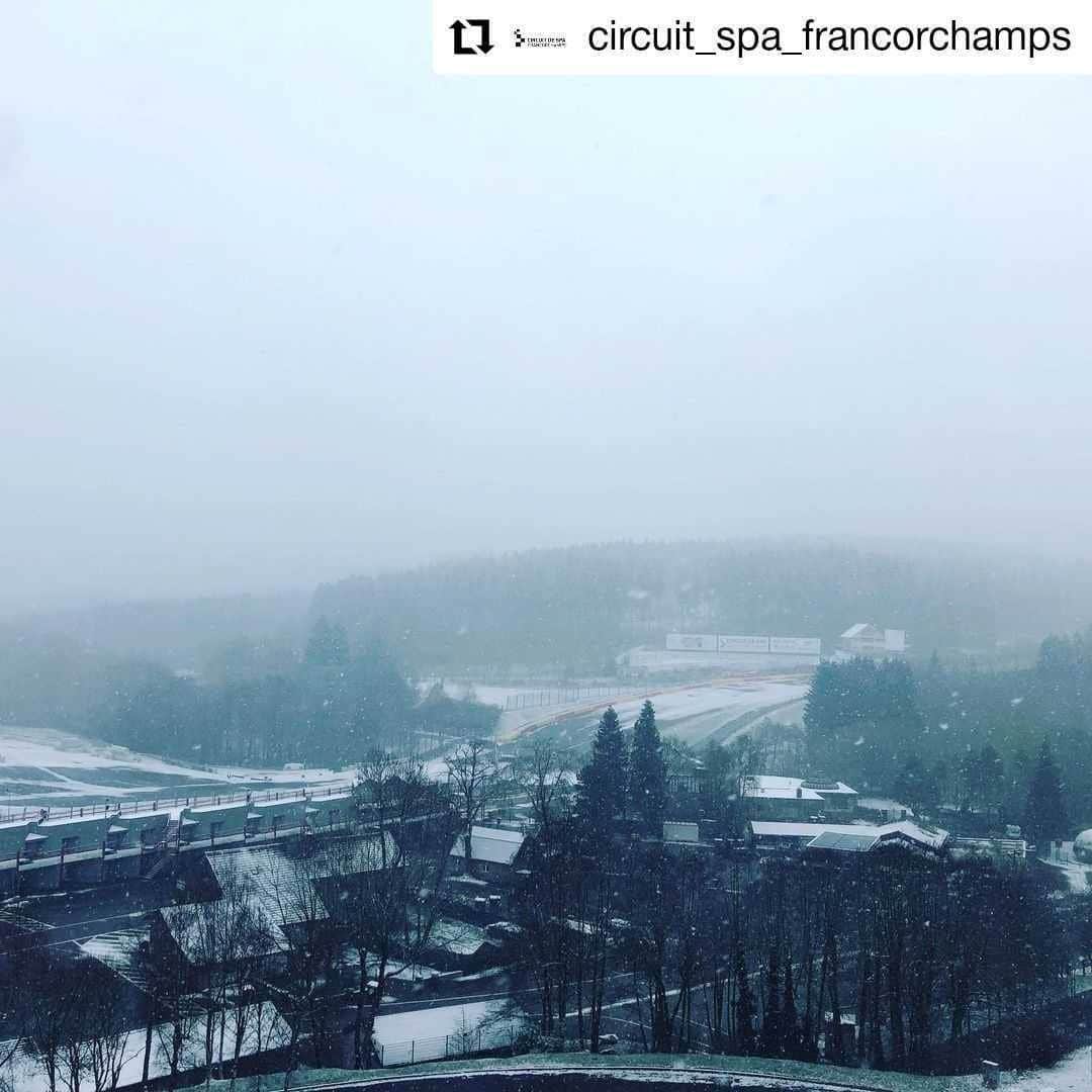 F1さんのインスタグラム写真 - (F1Instagram)「Snow Rouge 😍❄️⛷  Which other circuits would you LOVE to see covered in snow?  📸 #Repost x @circuit_spa_francorchamps   #F1 #Formula1 #BelgianGP #SpaFrancorchamps」1月8日 5時37分 - f1