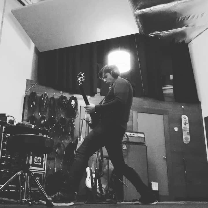 Jimmy Eat Worldのインスタグラム：「#tbt to rehearsing Criminal Energy riffs for Surviving.   Hadn’t had the chance to play these songs much at all... until now!  IRON MAIDEN STANCE 🤘  www.JimmyEatWorldLive.com   #surviving  #phoenixsessions  #globalstream」