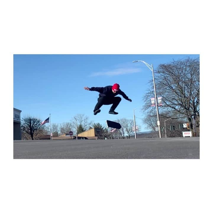 レイシー・ベイカーのインスタグラム：「Quarandrills: first skate post op edition」