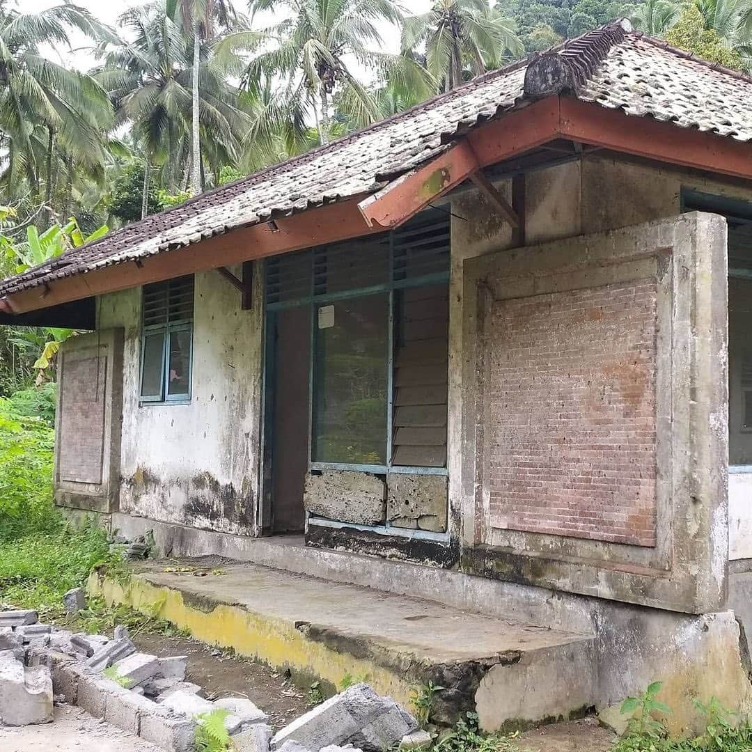 ティモシー・サイクスさんのインスタグラム写真 - (ティモシー・サイクスInstagram)「I’m SO proud to announce the opening of the 72nd @karmagawa school/library worldwide in honor of one of my hardest working team members, Rich Van Orden, in Bali, which is also our 22nd project with the great @balichildrensproject charity! These crazy before and after photos really tell the story of how great the need is for these kids to have better schools, right? They deserve the best education possible! The goal of my cofounder @badbi and I for @karmagawa is to open 1,000 schools/libraries so we’re on our way, but there’s still a long way to go....fortunately, the stock market and the crypto market have been on fire lately so despite my roughly $4k in losses today due to my being too aggressive/greedy, I’ve still made roughly $220,000 in December & first week of January trading profits so I’m excited to donate 100% of that to more charities to help communities, children and animals in need. But we need your help too so please keep DMing us solid charities and my team & I will sort through them all to see which ones we can help the most with funding and exposure through @karmagawa and @savethereef too as it’s not just $ that will help make this world better in 2021, we must ALL use our social media platforms to continue spreading awareness about SO many issues far too few people know about! #newschool #charity #karmagawa #hebrewschool」1月8日 5時47分 - timothysykes