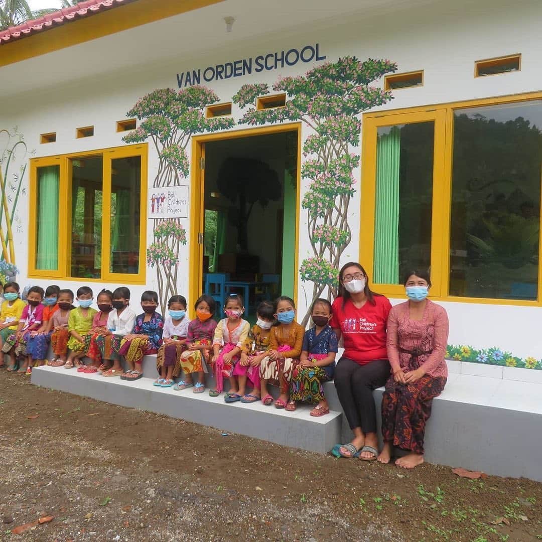 ティモシー・サイクスのインスタグラム：「I’m SO proud to announce the opening of the 72nd @karmagawa school/library worldwide in honor of one of my hardest working team members, Rich Van Orden, in Bali, which is also our 22nd project with the great @balichildrensproject charity! These crazy before and after photos really tell the story of how great the need is for these kids to have better schools, right? They deserve the best education possible! The goal of my cofounder @badbi and I for @karmagawa is to open 1,000 schools/libraries so we’re on our way, but there’s still a long way to go....fortunately, the stock market and the crypto market have been on fire lately so despite my roughly $4k in losses today due to my being too aggressive/greedy, I’ve still made roughly $220,000 in December & first week of January trading profits so I’m excited to donate 100% of that to more charities to help communities, children and animals in need. But we need your help too so please keep DMing us solid charities and my team & I will sort through them all to see which ones we can help the most with funding and exposure through @karmagawa and @savethereef too as it’s not just $ that will help make this world better in 2021, we must ALL use our social media platforms to continue spreading awareness about SO many issues far too few people know about! #newschool #charity #karmagawa #hebrewschool」