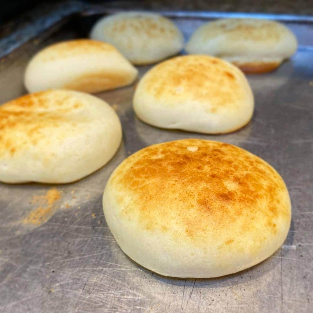Cesar Gonzalez Cocineroのインスタグラム：「Pandebono 🇨🇴👇  El Pandebono es un panecillo originario del Valle del Cauca, Colombia que se hace con Almidón de Yuca, Harina de Maíz, Huevo y Queso.   Ingredientes: 2 ½ tazas de Almidón de Yuca 1 Kg de Queso (blanco o amarillo fresco) 2 Huevos 2 cdas soperas de Azúcar 500 g de Harina de Maíz 125 g de Margarina 2 cdas de Sal (puede variar si el Queso está o no salado)  2 tazas de Leche (puede ser menos si el Queso está húmedo)  Precaliente el horno a 250°C. Engrase un molde que deberá ser colocado en el horno a mitad de la altura.  Preparación: En un recipiente mezcle la Harina con el Queso molido, la Harina de Maíz, el Almidón de Yuca, el Huevo, el Azúcar y la Sal. Agregue la Margarina y la mitad de la Leche.  Amase hasta disolver la Margarina completamente. Continúe agregando el resto de la Leche lentamente, hasta que la masa tenga textura suave y humeda, dejandose moldear facilmente.  Arme los panecillos a su gusto y colóquelos en el molde para hornear que ha sido engrasado previamente. Hornee los pandebonos por 15 minutos o hasta que estén dorados a una temperatura de 250°C.  Sáque los pandebonos del horno y están listos para comer 😁. - - - - - 📸: @nogluten.noproblem」