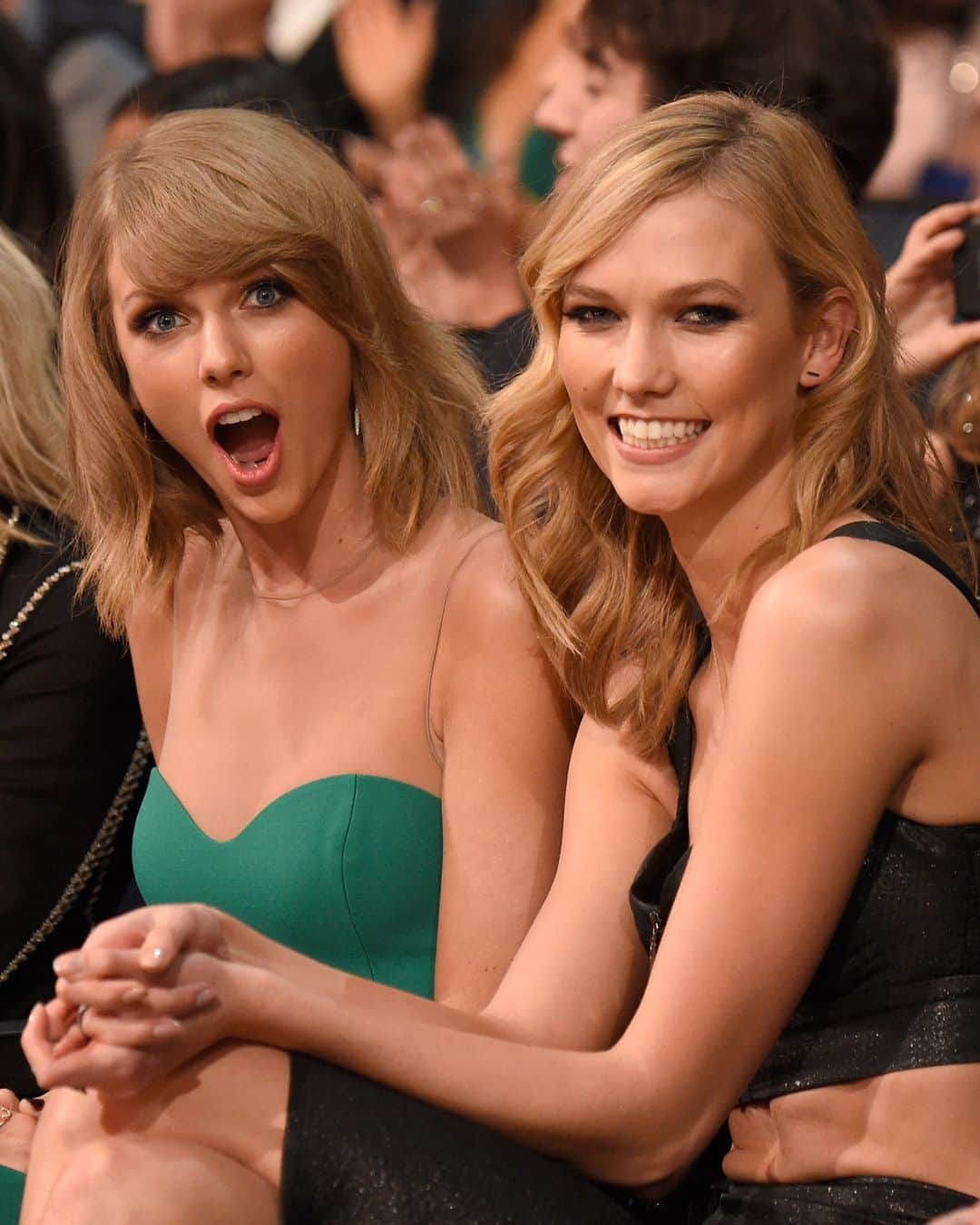 E! Onlineさんのインスタグラム写真 - (E! OnlineInstagram)「Swifties are convinced a new #evermore bonus track is about Taylor Swift's ex-friendship with supermodel Karlie Kloss. 👀 Words of a sister come back in whispers, in our bio. (📷: Getty)」1月8日 6時00分 - enews