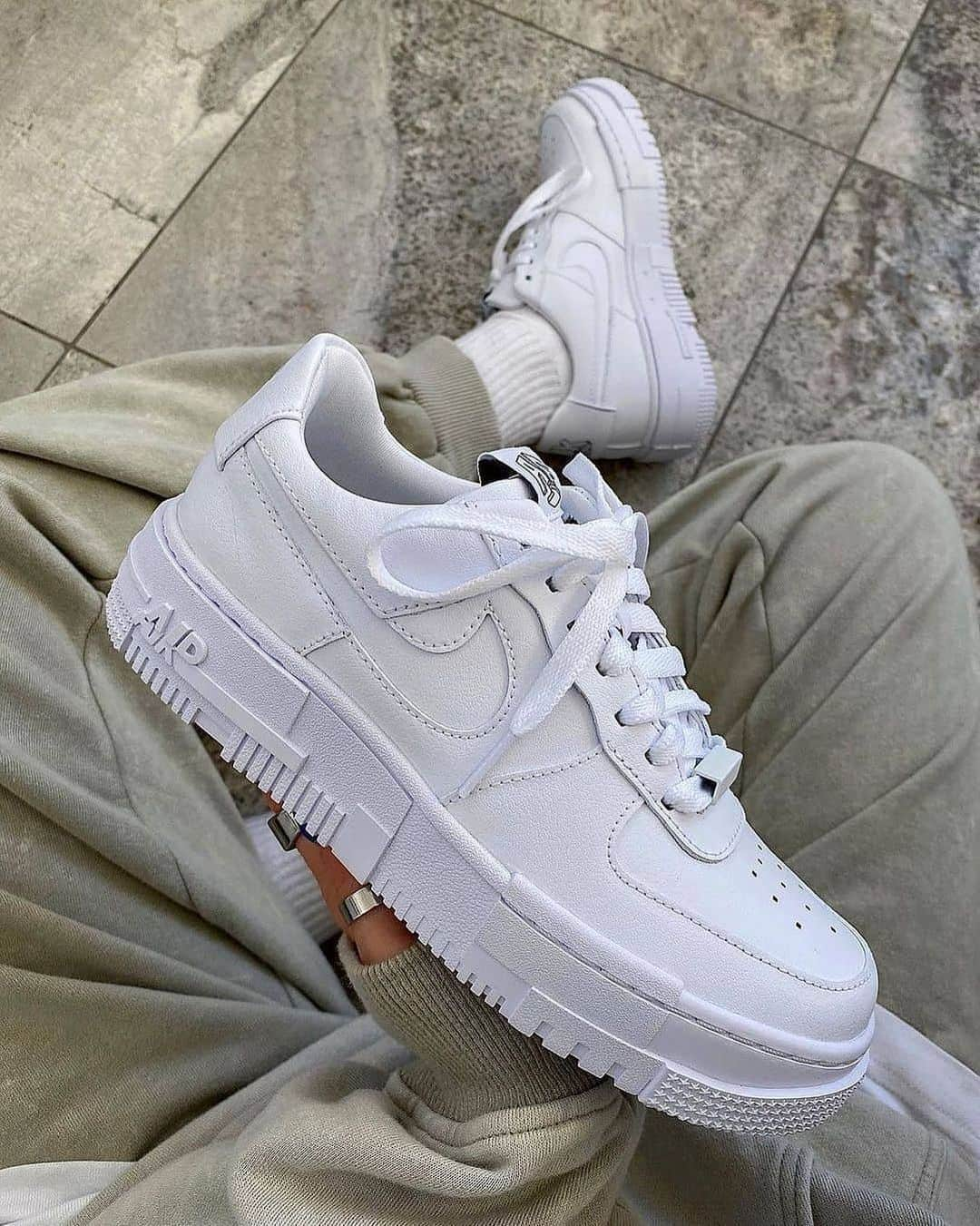 STYLERUNNERさんのインスタグラム写真 - (STYLERUNNERInstagram)「Lead the game and rewrite sneaker history in the Nike Air Force 1 Pixel. A re-imagined off-court style made by and for women! ✔️✔️  📸」1月8日 6時00分 - stylerunner