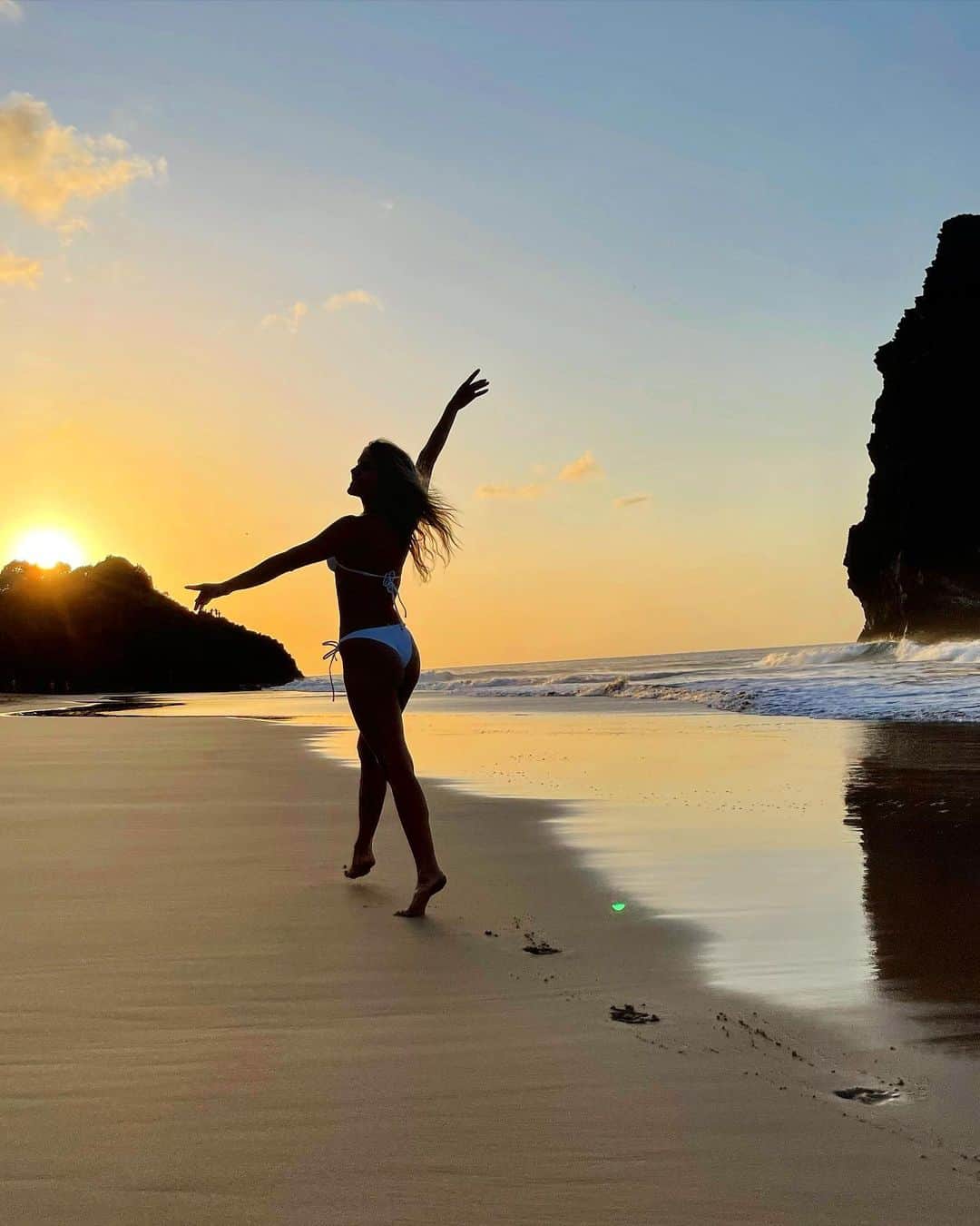 イザベラ・サントーニのインスタグラム：「Nada melhor que aproveitar o pôr do sol como uma verdadeira mulher oceânica 💙 #pésnaareia #livre」