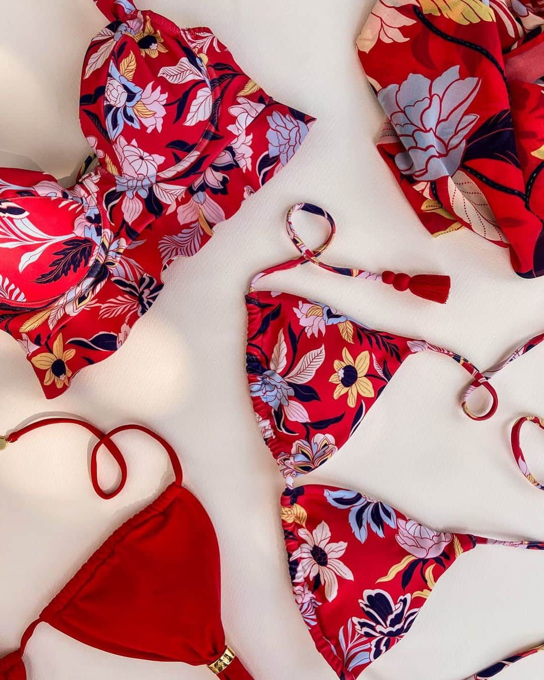 オンダデマーさんのインスタグラム写真 - (オンダデマーInstagram)「Which is your favorite silhouette? Cherry red or floral prints?  Pick your favorite! 🤍  #Summer #BeachWear #Vacation #Fashion #Swimsuit #OdMCrew #Cartagena #Barranquilla #Medellín」1月8日 6時05分 - ondademar