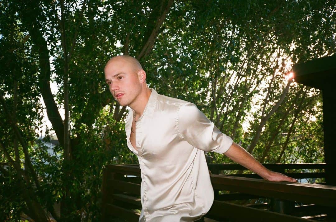 ブランドン・シェイアのインスタグラム：「Tonight’s the night. My very first EP comes out... I cannot even explain to you the emotions I’m feeling. I’m just grateful to be able to create & put out music in a time that is so very uncertain. “Transitions” will be yours to dance, cry & smile to at 9pm PST/12am EST. As an indie artist it is beyond hard to get support on projects so if you hear a song you like plz give it a share on social media, even liking this post & leaving a comment helps defeat the algorithm. HERE WE GO FRIENDS. Love y’all xo - B」