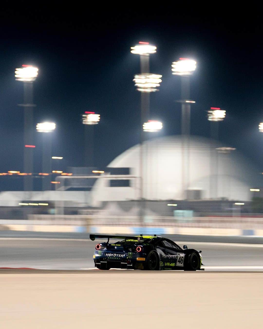 バレンティーノ・ロッシのインスタグラム：「First day of practice 🔥 @gulf12hours @monsterenergy @kessel_ch @uccioyellow46 @luca_marini_97 #vr46squad #gulf12hours  📸 @camilss」