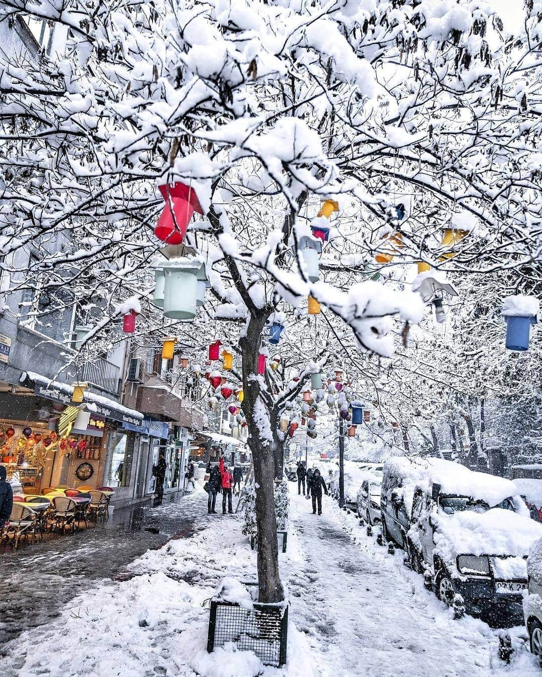 BEAUTIFUL DESTINATIONSさんのインスタグラム写真 - (BEAUTIFUL DESTINATIONSInstagram)「Did you know that Moda is one of the coolest neighborhoods in Istanbul? Witness how charming it looks during the wintertime! ❄️   Spending a day in this cultural hotspot will present you with plenty of choices. Strolling by the seaside, feasting on Turkish desserts and Anatolian dishes, checking out museums, catching a performance at the opera house, and going bar hopping are just some of them. 😍 ✨  Have you been to this inspiring neighborhood? What else are your favorite spots in Istanbul? 📝  📸 @muratate.s 📍 Moda, Istanbul, Turkey」1月8日 6時19分 - beautifuldestinations