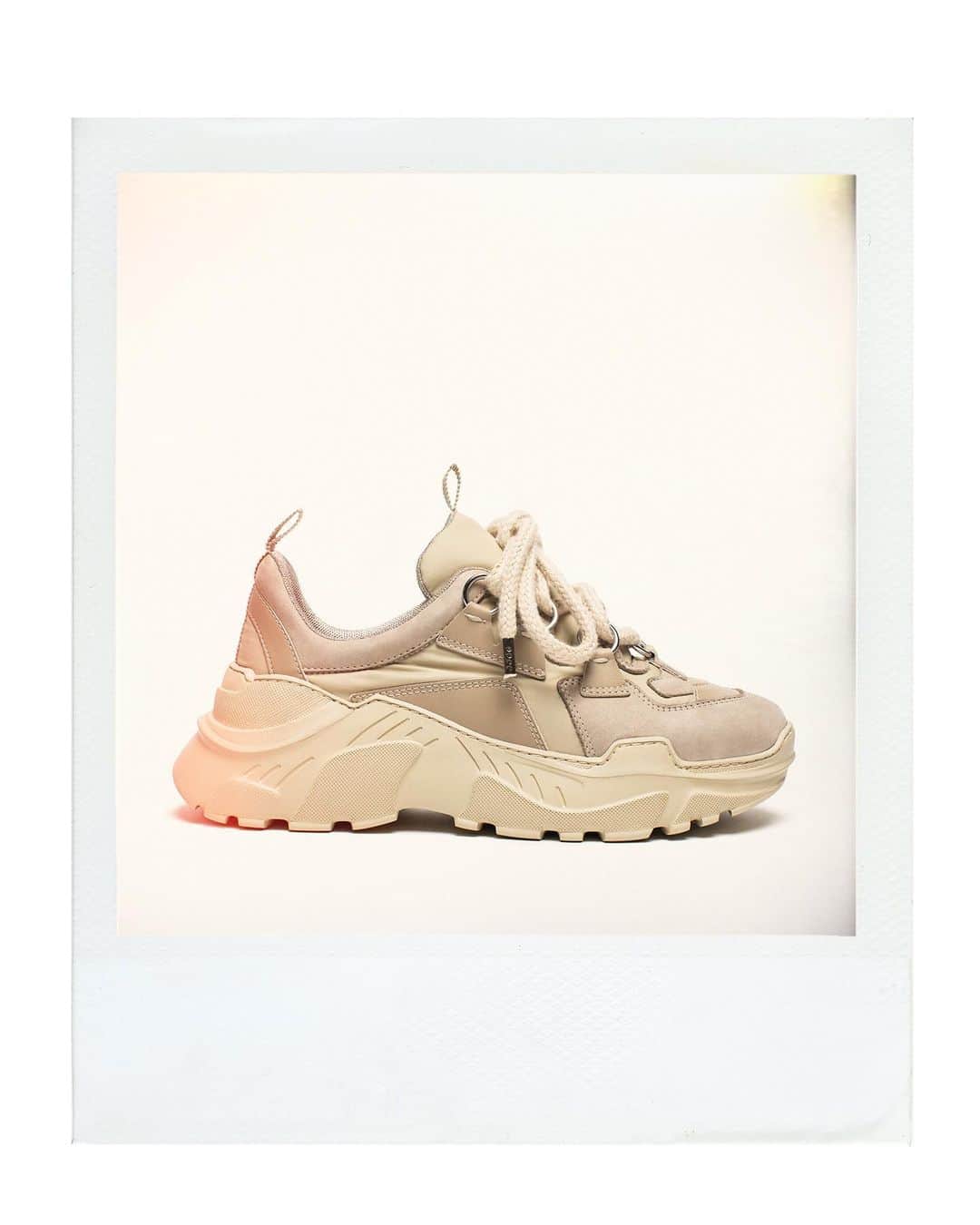 のインスタグラム：「There are sneakers, and then there are sneakers you never want to take off.  #MyGrey #sneakers #sneakersaddict  #sneakerhead」
