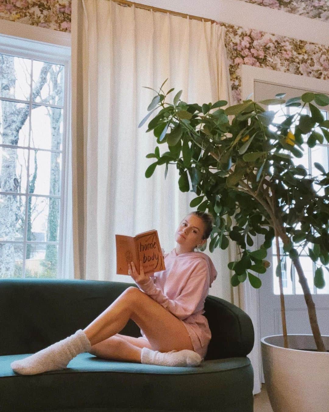 のインスタグラム：「maybe I’ll become a 📚🐛 this year...(@rupikaur_ is a goddess)」