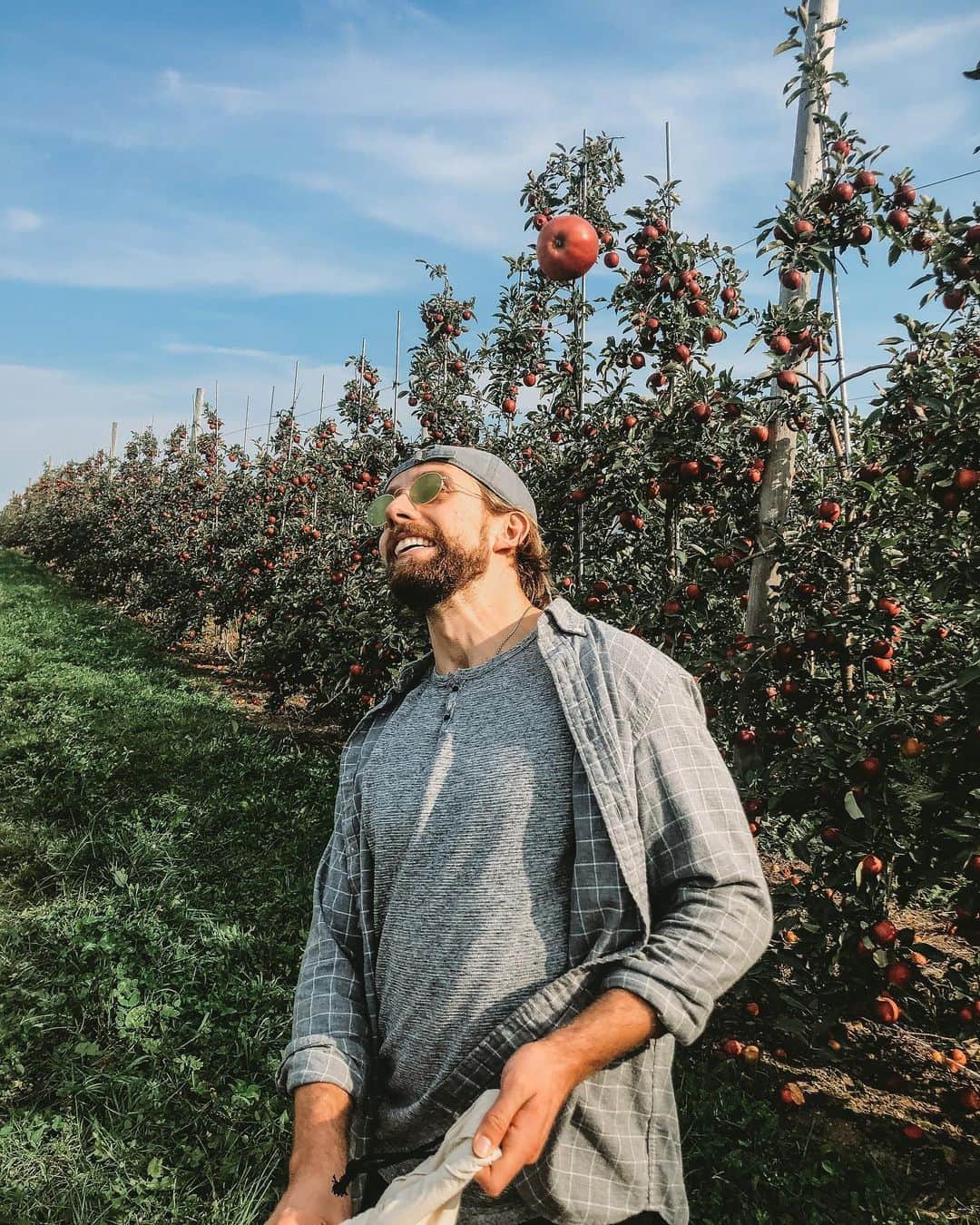 ジャン＝リュック・ベイカーのインスタグラム：「If 2020 was a pic  #applepicking #jeanlucbaker #applethrowing #2021letsgetit」