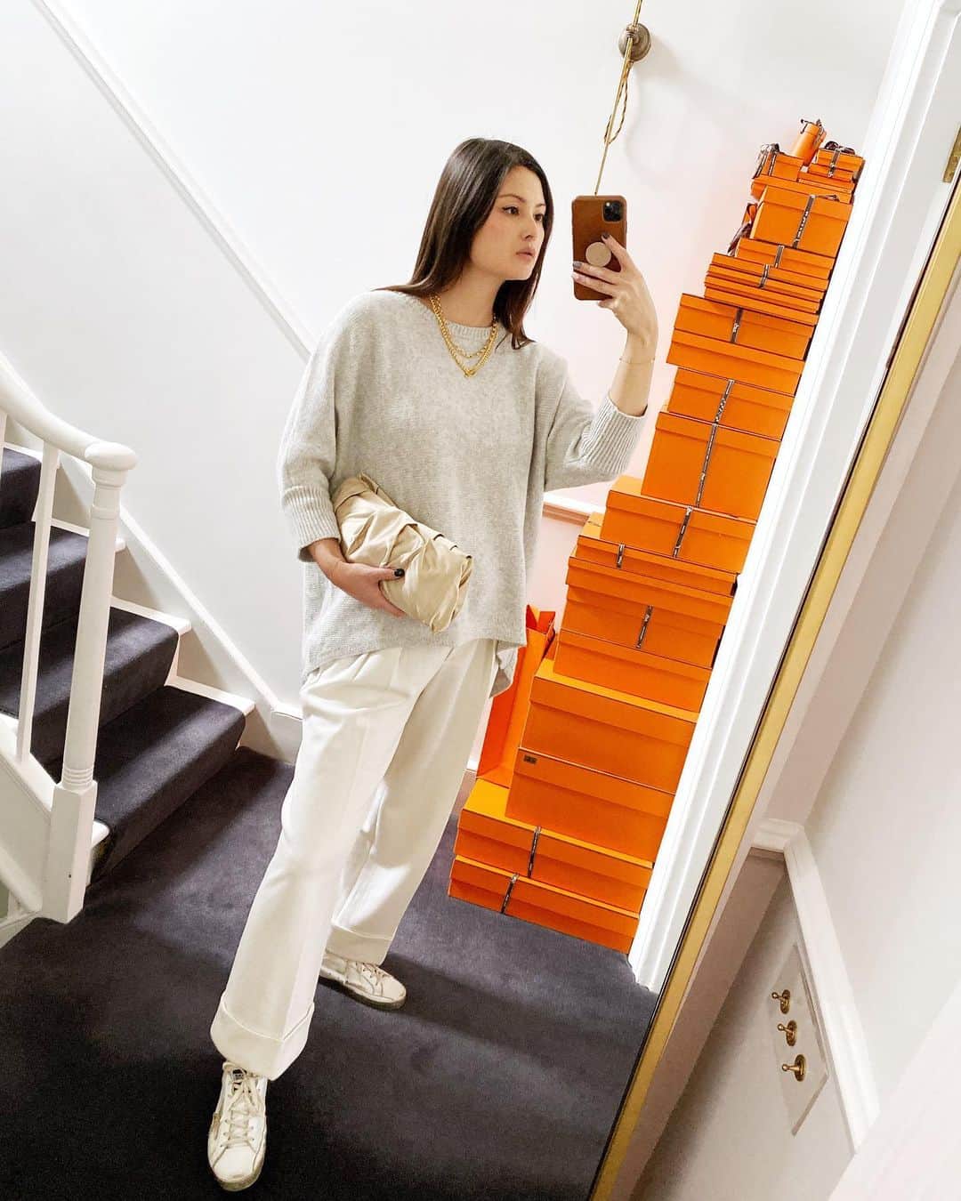 ペオニー・リムのインスタグラム：「In need of some #lockdownfashion inspo? This is a look I wore before we were worried about face masks or social distancing. I just wanted to be comfortable at home with my new baby. But the look works now too. A loose part of suit trousers or chinos with a super soft cashmere sweater all in the same tone. Add your choice of trainer and a gold watch or necklace. #peonylimstyle  *includes some press gifts」
