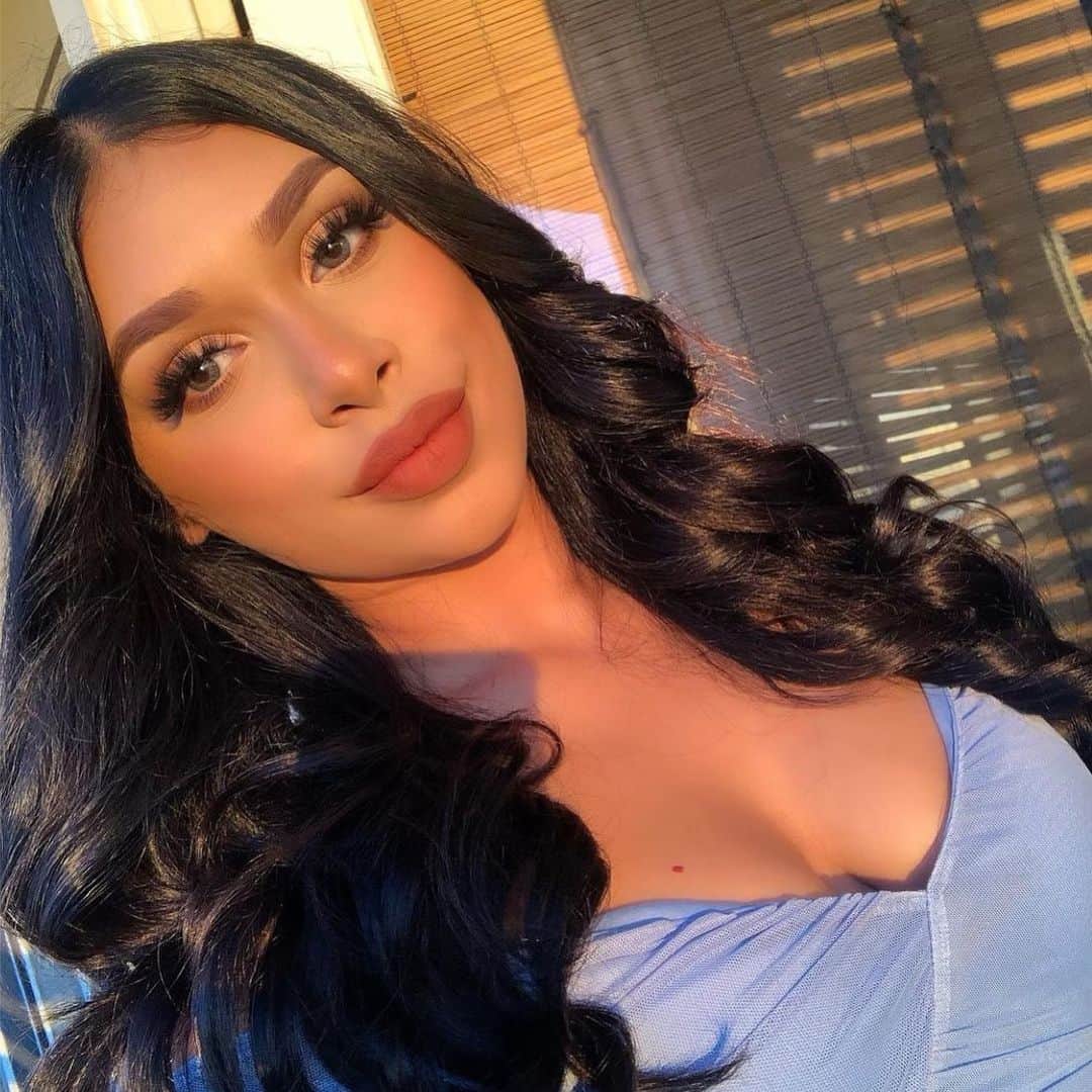 LiveGlamのインスタグラム：「@_glowbymaria_ with the golden hour glow ✨😍 wearing our “So Fly” and “Peach Bellini” lippies 💄#LiveGlamFam」