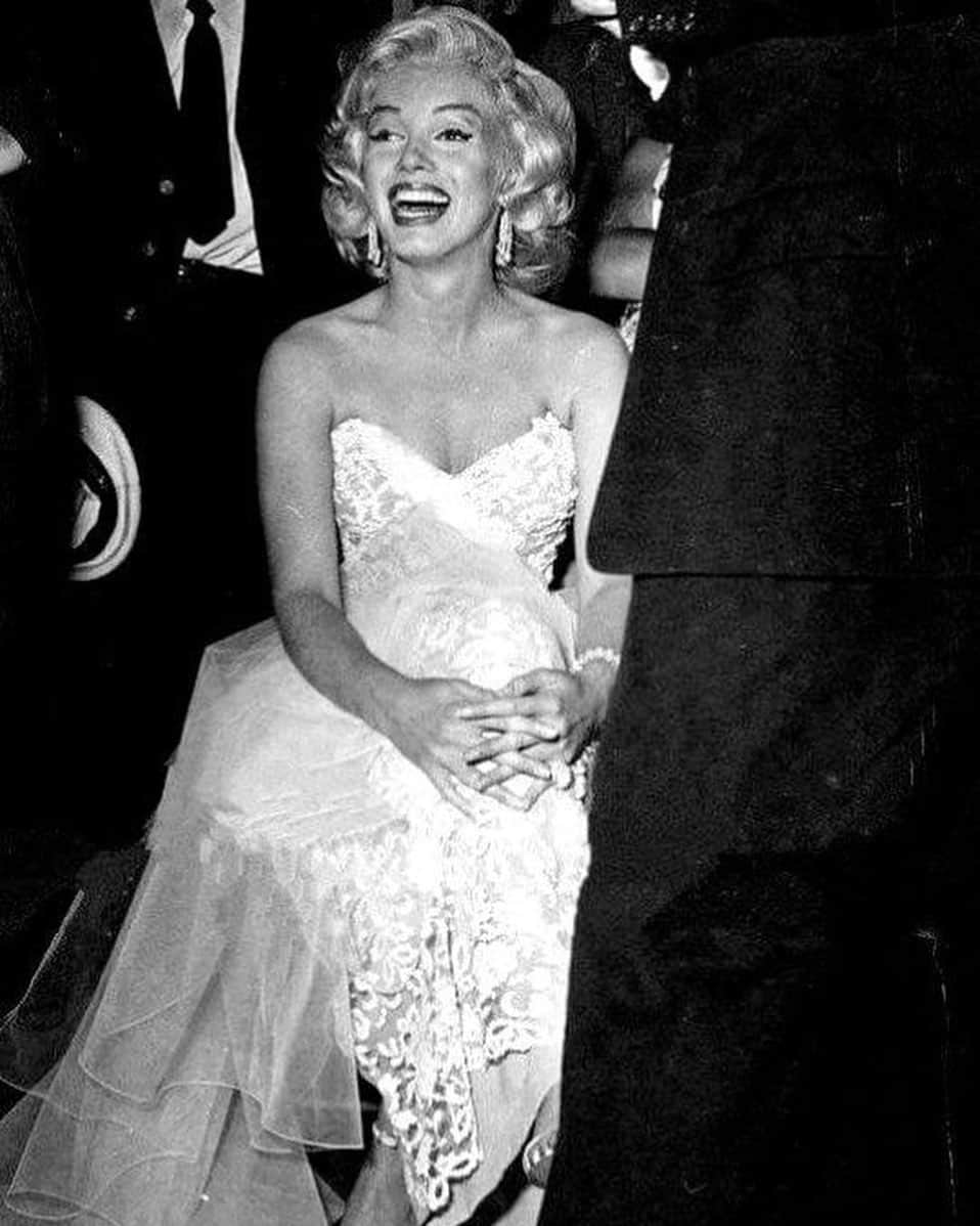 マリリン・モンローさんのインスタグラム写真 - (マリリン・モンローInstagram)「Marilyn on the set of “The Jack Benny Show” in 1953. One of my favorite photos and dress on Marilyn ❤️ #Marilynmonroe」1月8日 6時48分 - welovemarilyn