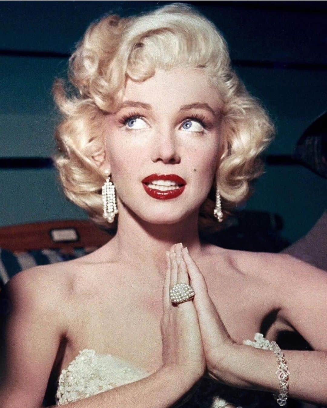 マリリン・モンローのインスタグラム：「Marilyn on the set of “The Jack Benny Show” in 1953. One of my favorite photos and dress on Marilyn ❤️ #Marilynmonroe」