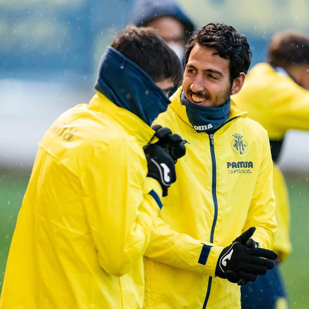 ダニエル・パレホのインスタグラム：「Entreno a la fresca... 😄🥶⚽️」