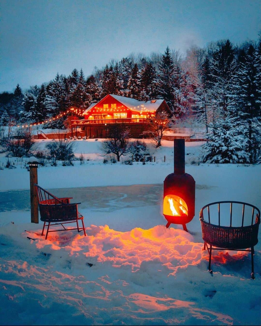 FOLKのインスタグラム：「Anyone else in a dream to cozy up here right now? Today’s favorites are: 1.) @dirtandglass 2.) @ryanobull 3.) @robinxbenjamin 4.) @philippmitt 5.) @raja_sol 6.) @clickpix_eu」