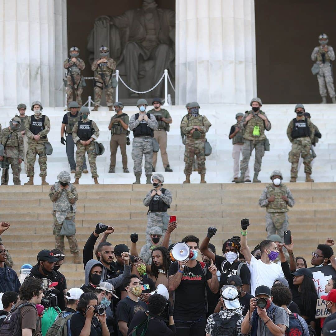Vogueさんのインスタグラム写真 - (VogueInstagram)「In the wake of Black Lives Matter and the George Floyd protests last year, such as the one at the Lincoln Memorial pictured above, America saw 13,000 people arrested. Yesterday, it was 13, despite the events being a violation of democracy itself.  At the link in our bio, @raven__smith writes "On the Galling Double Standard of What Happened on Capitol Hill."   Above: Police surround the Lincoln Memorial during a Black Lives Matter protest in Washington, DC in June 2020」1月8日 6時55分 - voguemagazine